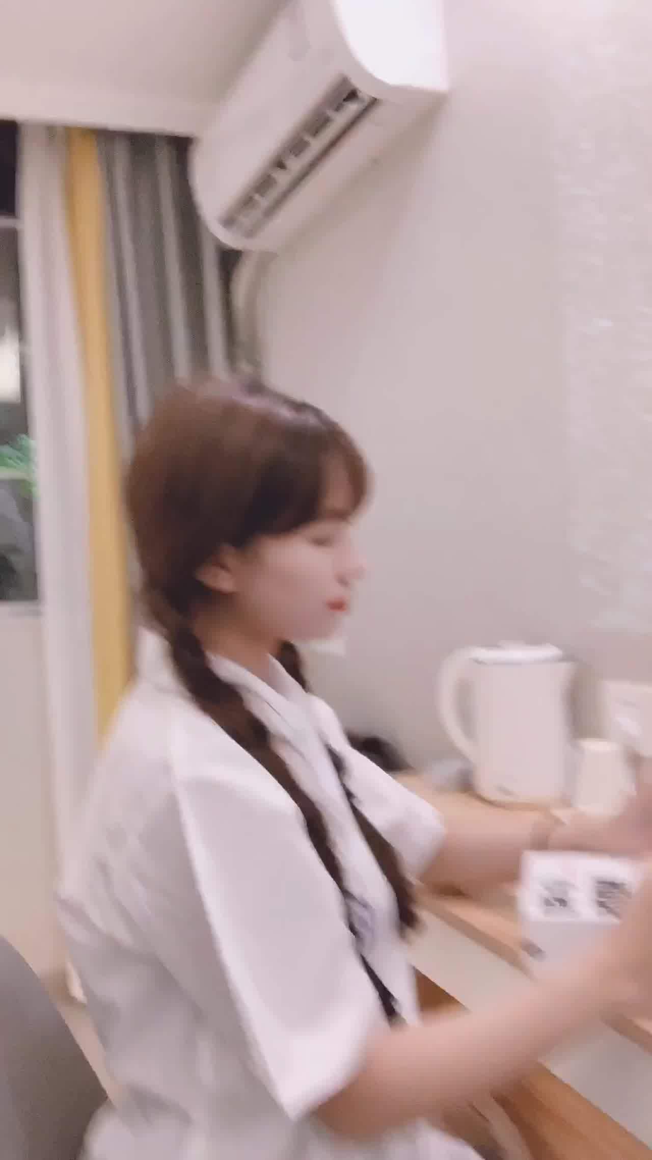  最近非常火的91女神 不见星空 扮演清纯学生妹表演一流口技 的剧照4