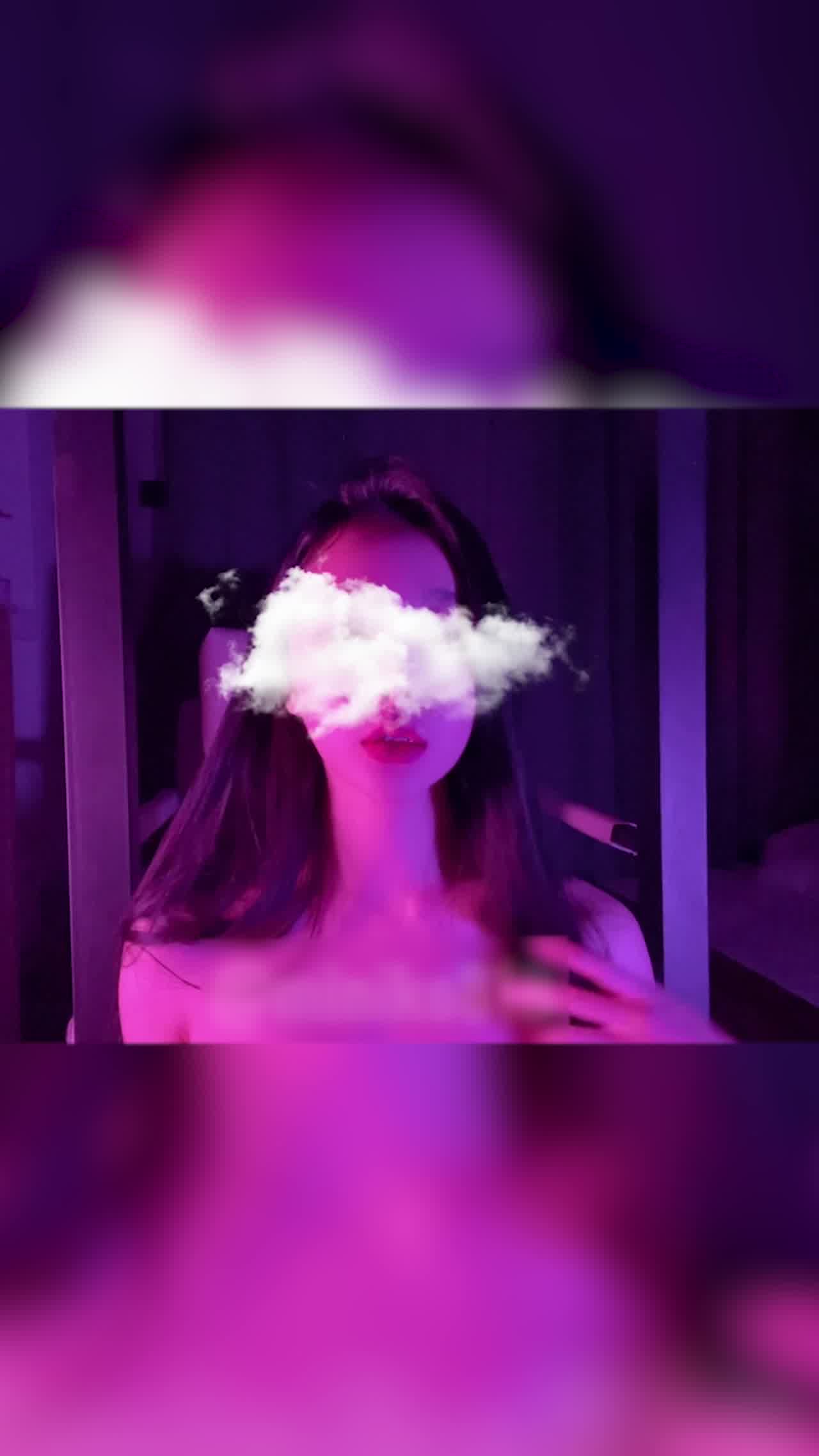  土豪重金定制福利，颜值气质不输明星，推特女神【米妮子】私拍，罕见白虎馒头逼道具炮机紫薇狂喷水 的剧照6