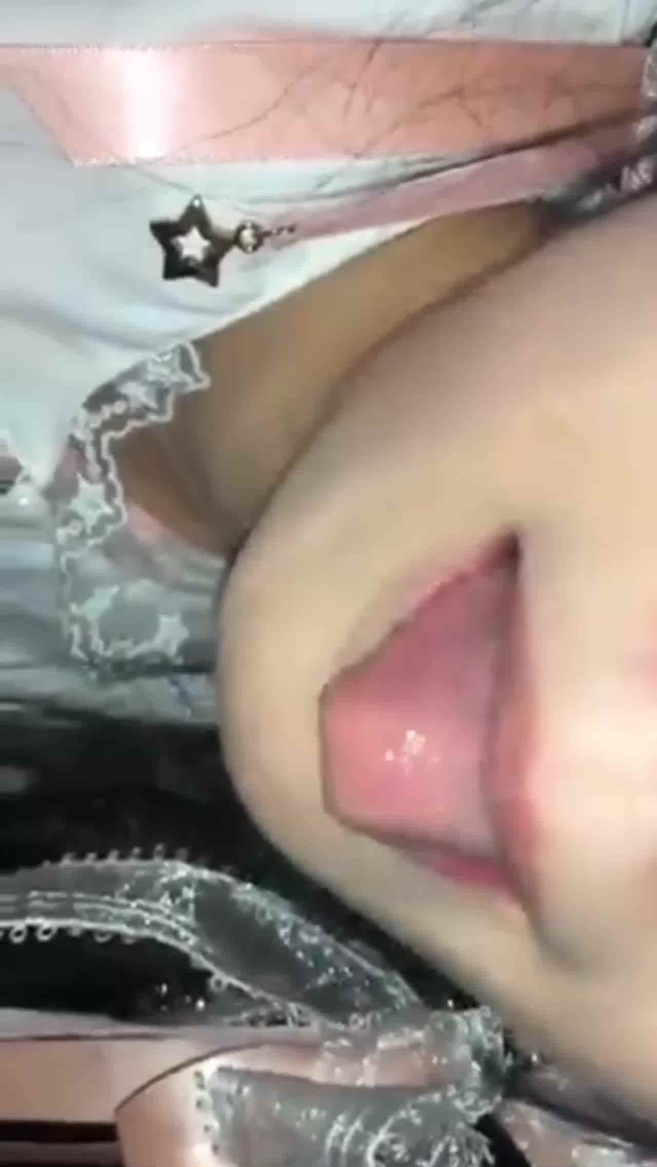  一顿饭就给吞精的洛丽塔嫩妹 的剧照6