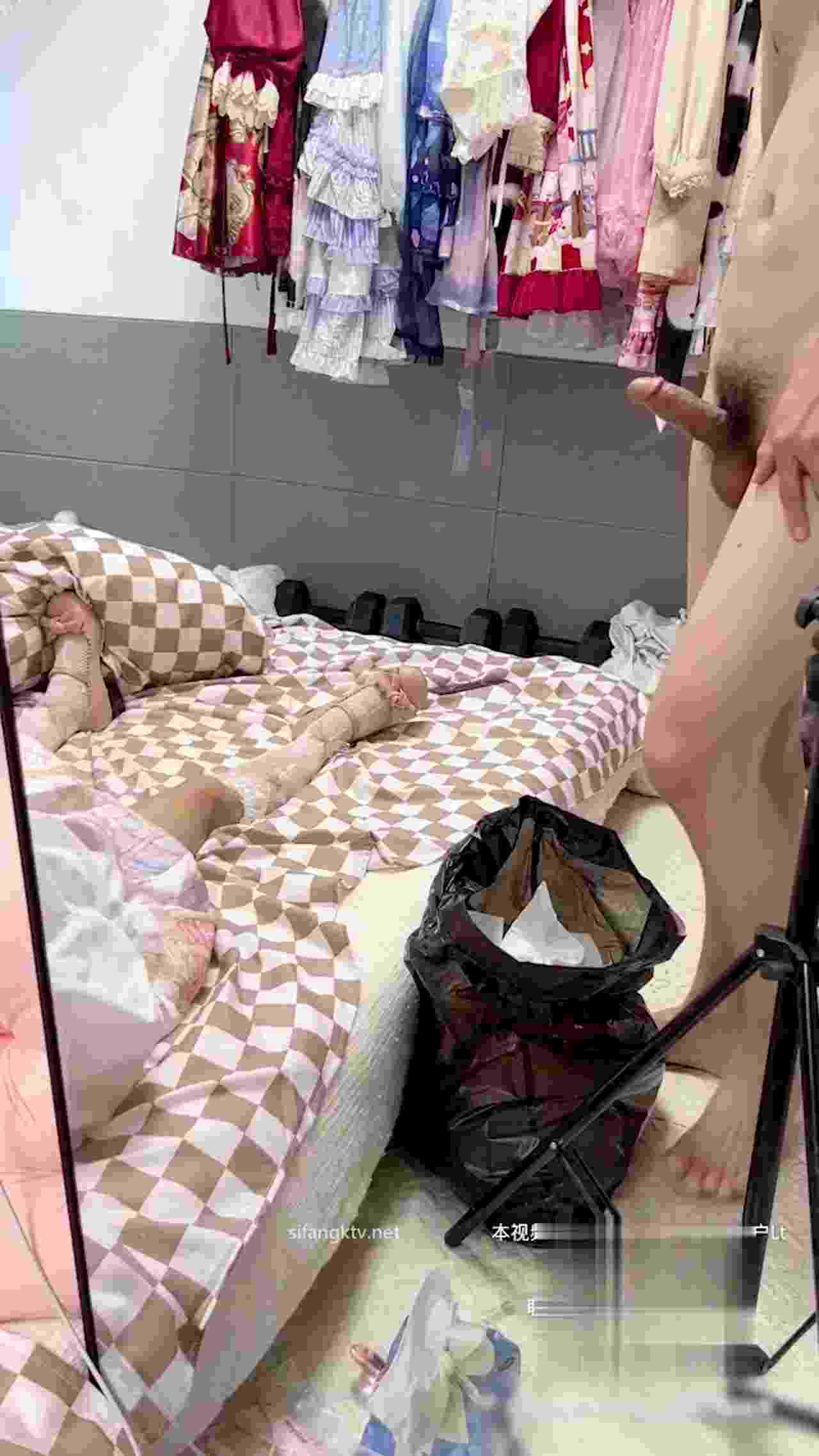  软软兔 走廊上做爱 已经刺激到要换衣服了 的剧照2