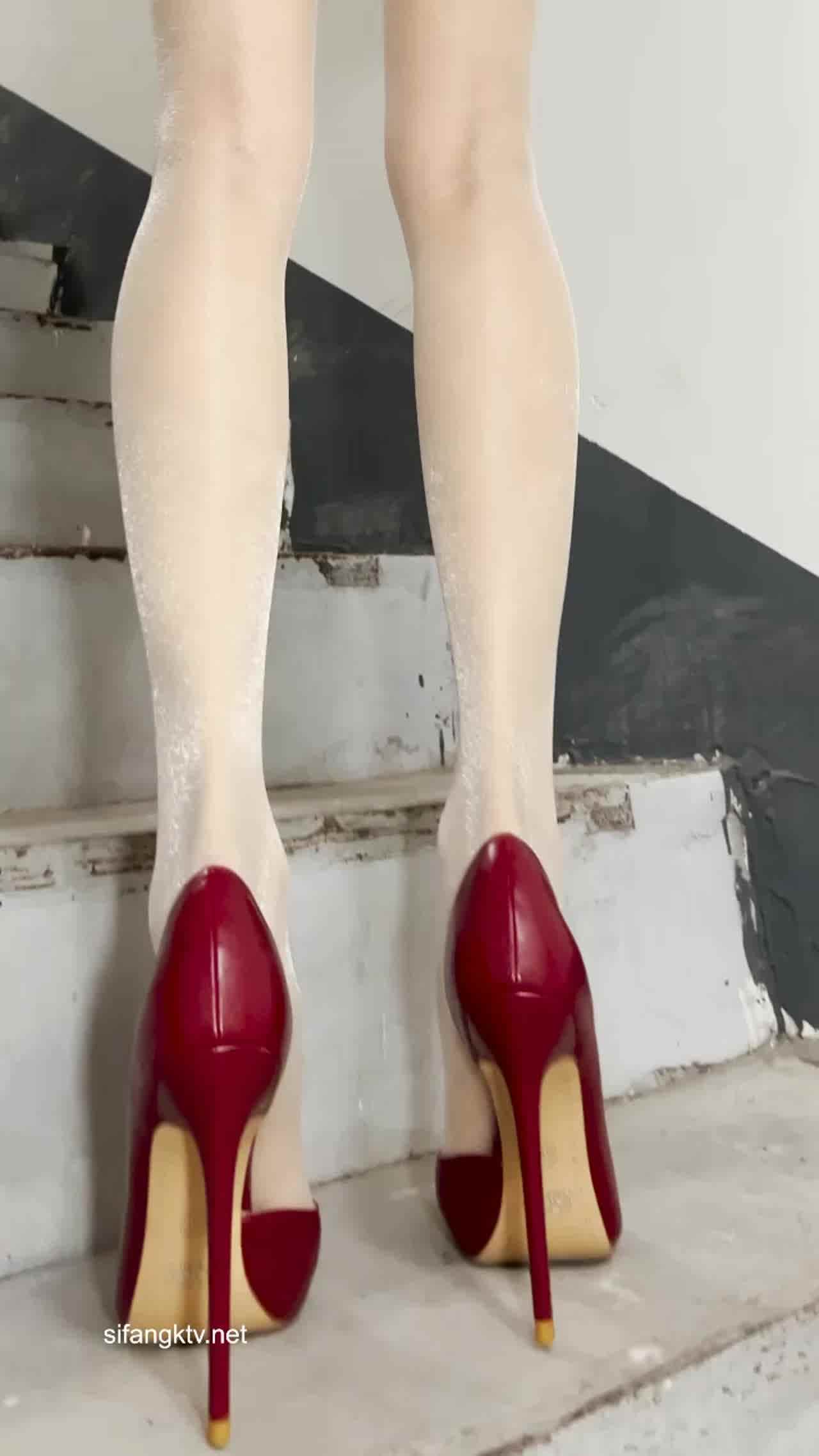  ⑥露出放尿-白丝高跟一边走一边尿 的剧照9