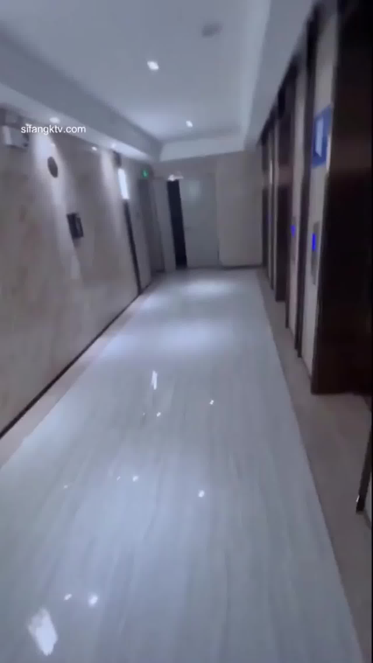  当上楼时看到野生露出母狗 的剧照9