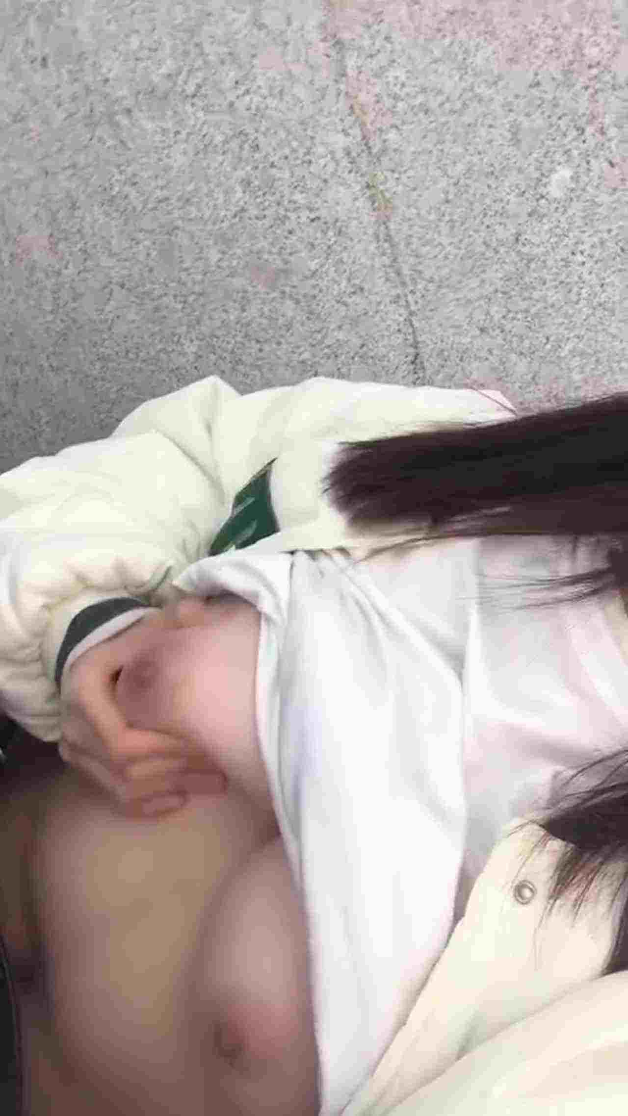  卡哇伊学生妹水手服捏奶自慰 的剧照9