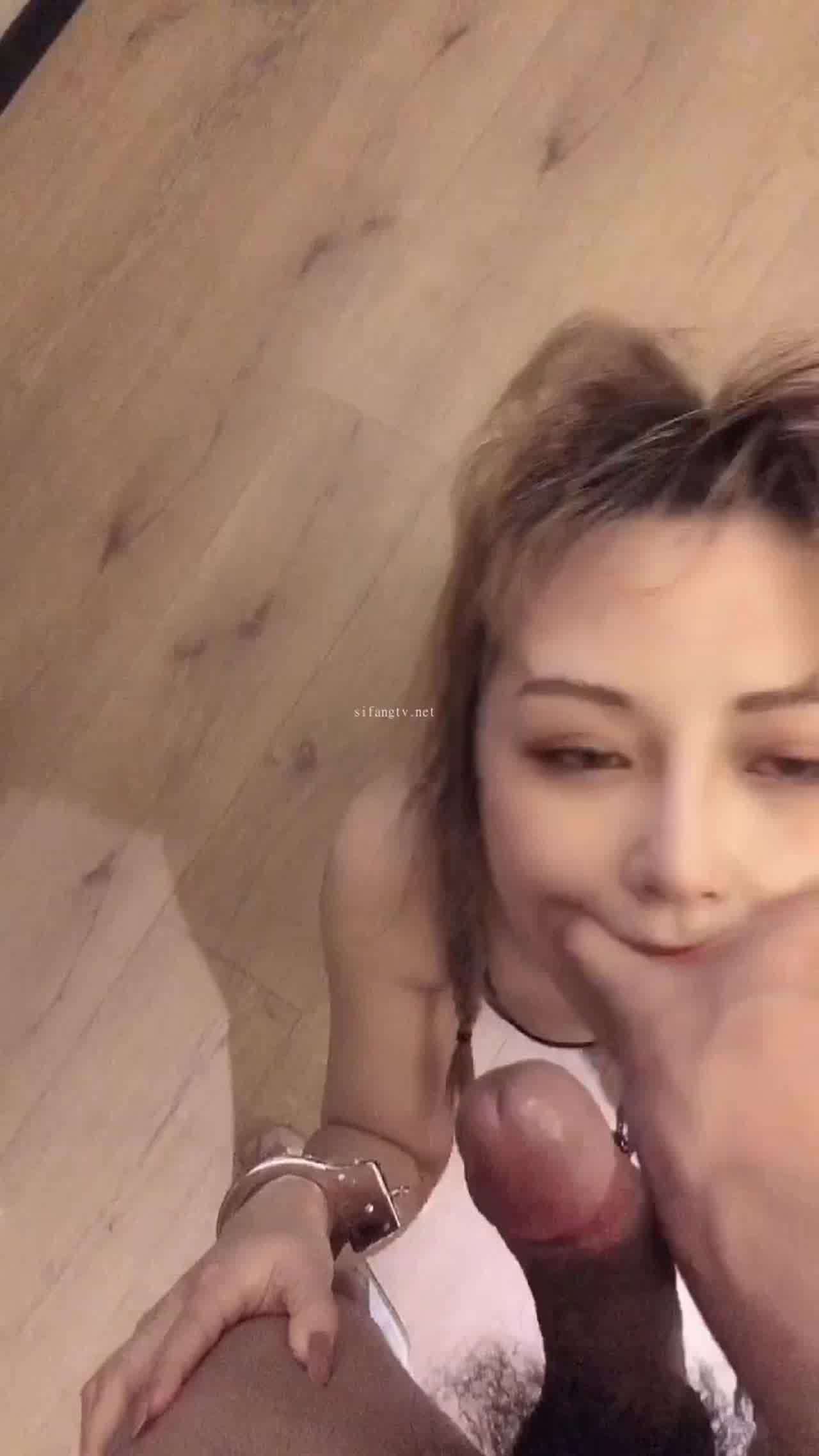  小蓝 命令小母狗过来口交 的剧照5