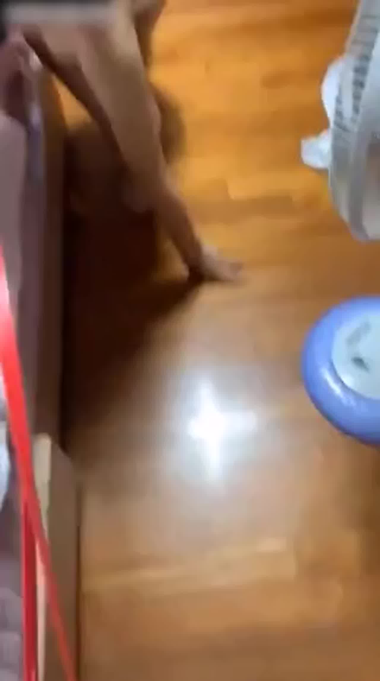  命令我家女友当小母狗训练 的剧照9