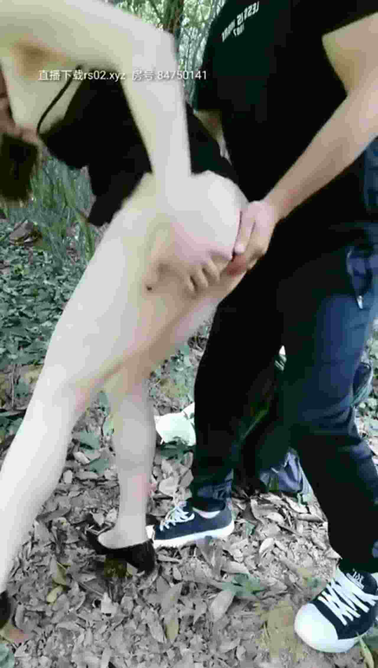  高颜值气质少妇户外野战 的剧照2