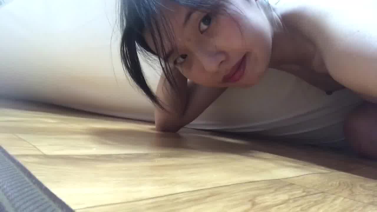  反差学生妹被金主拿捏，吸食地上的精液 的剧照5