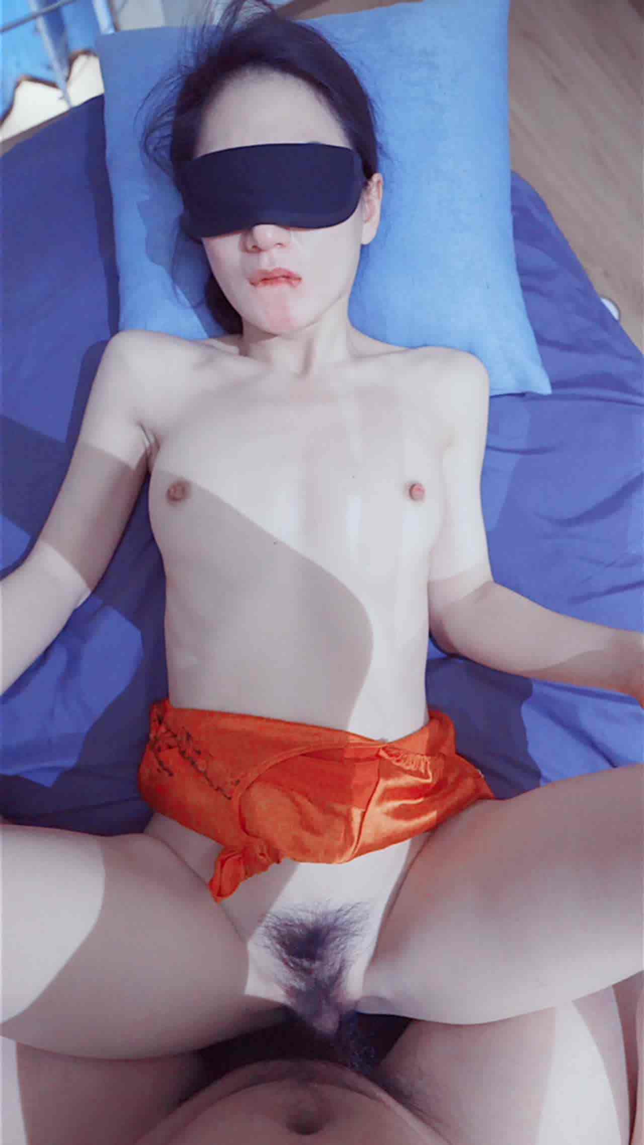  蒙眼享受弟弟的大鸡巴 的剧照2