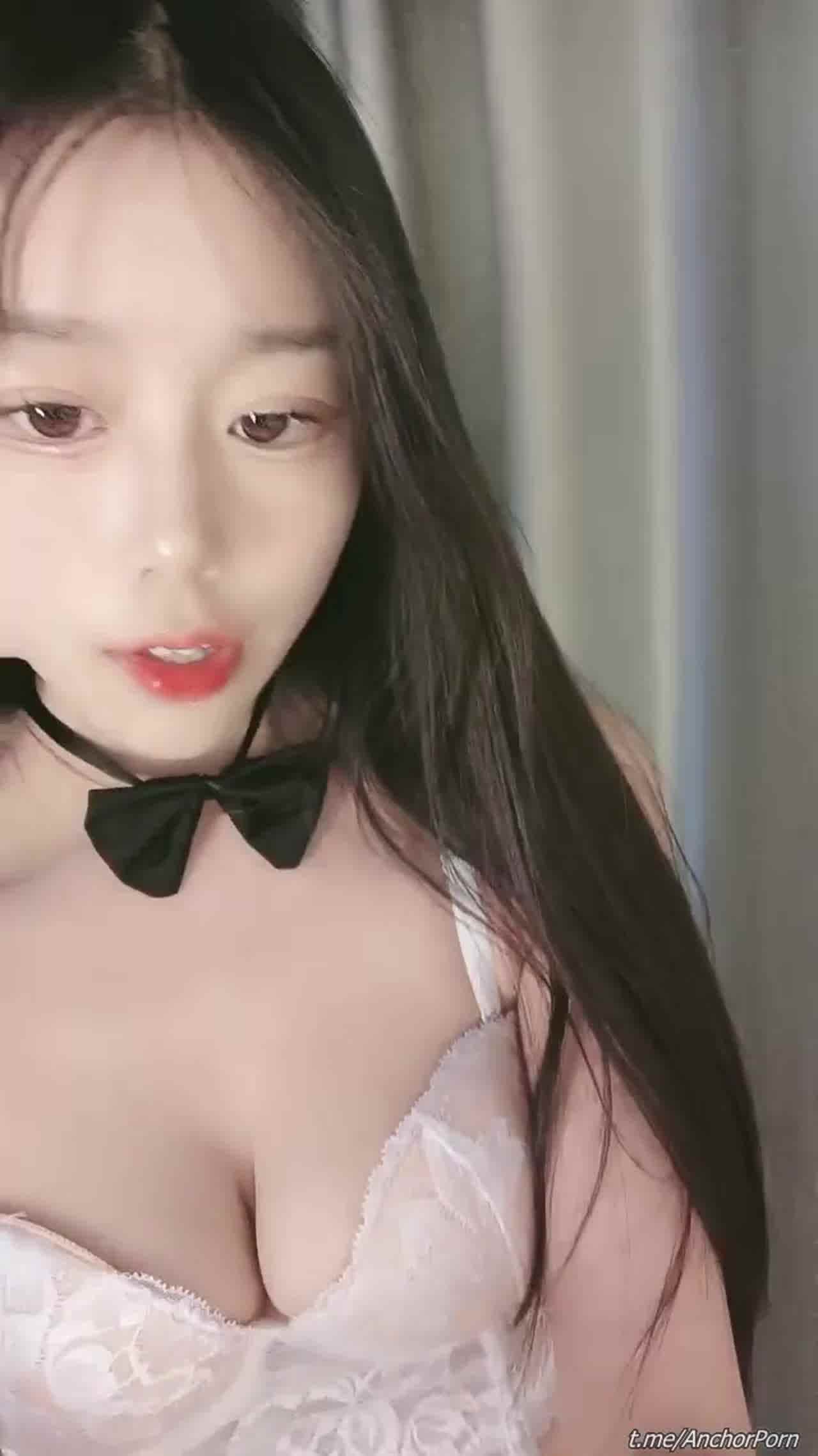  极品美女 小暖 完美身材小蛮腰穴掰开都是粉的 的剧照7