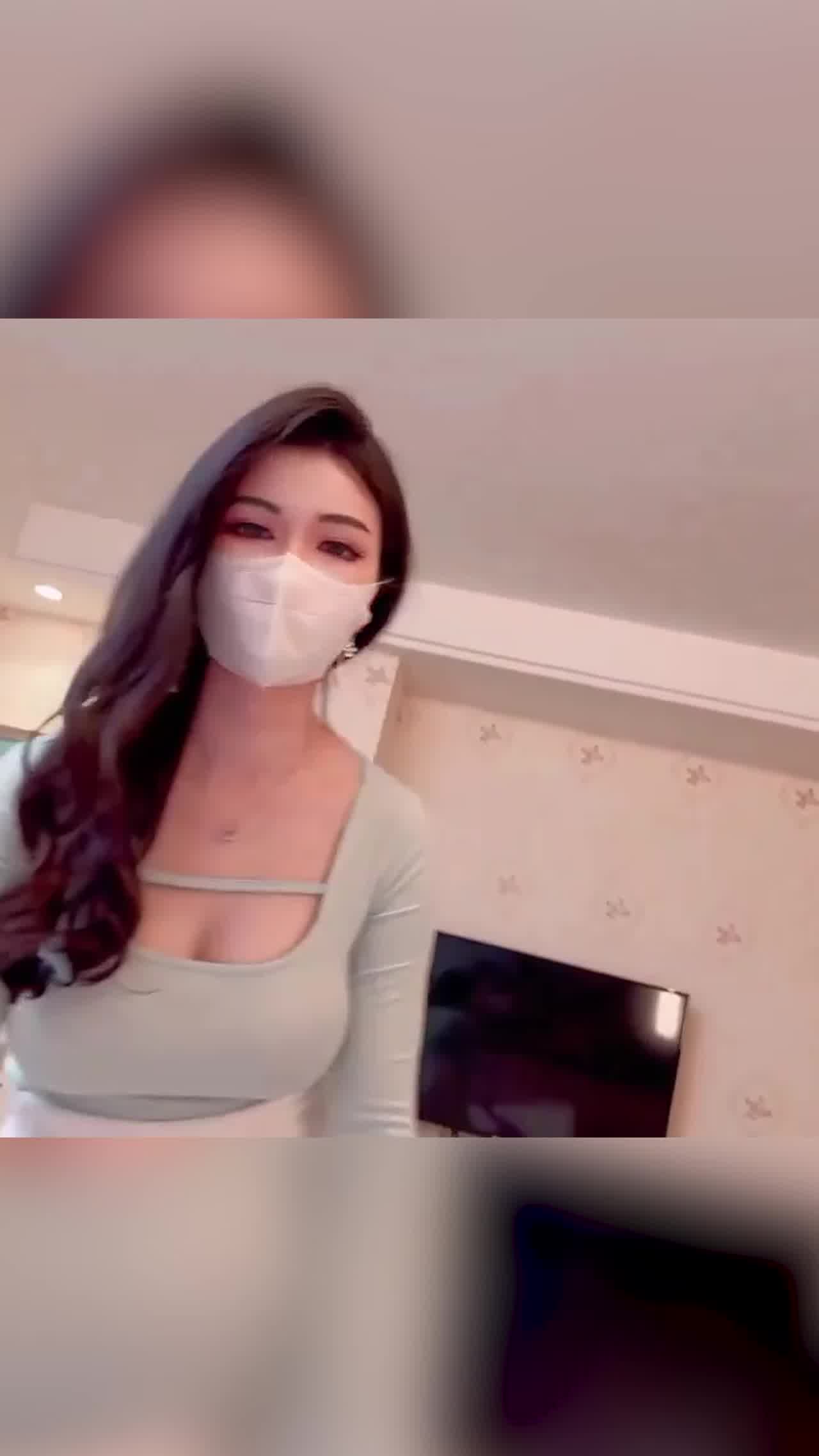  极品大奶小姐姐，没穿内裤就来了，是不是为了方便一会的活动呢 的剧照2