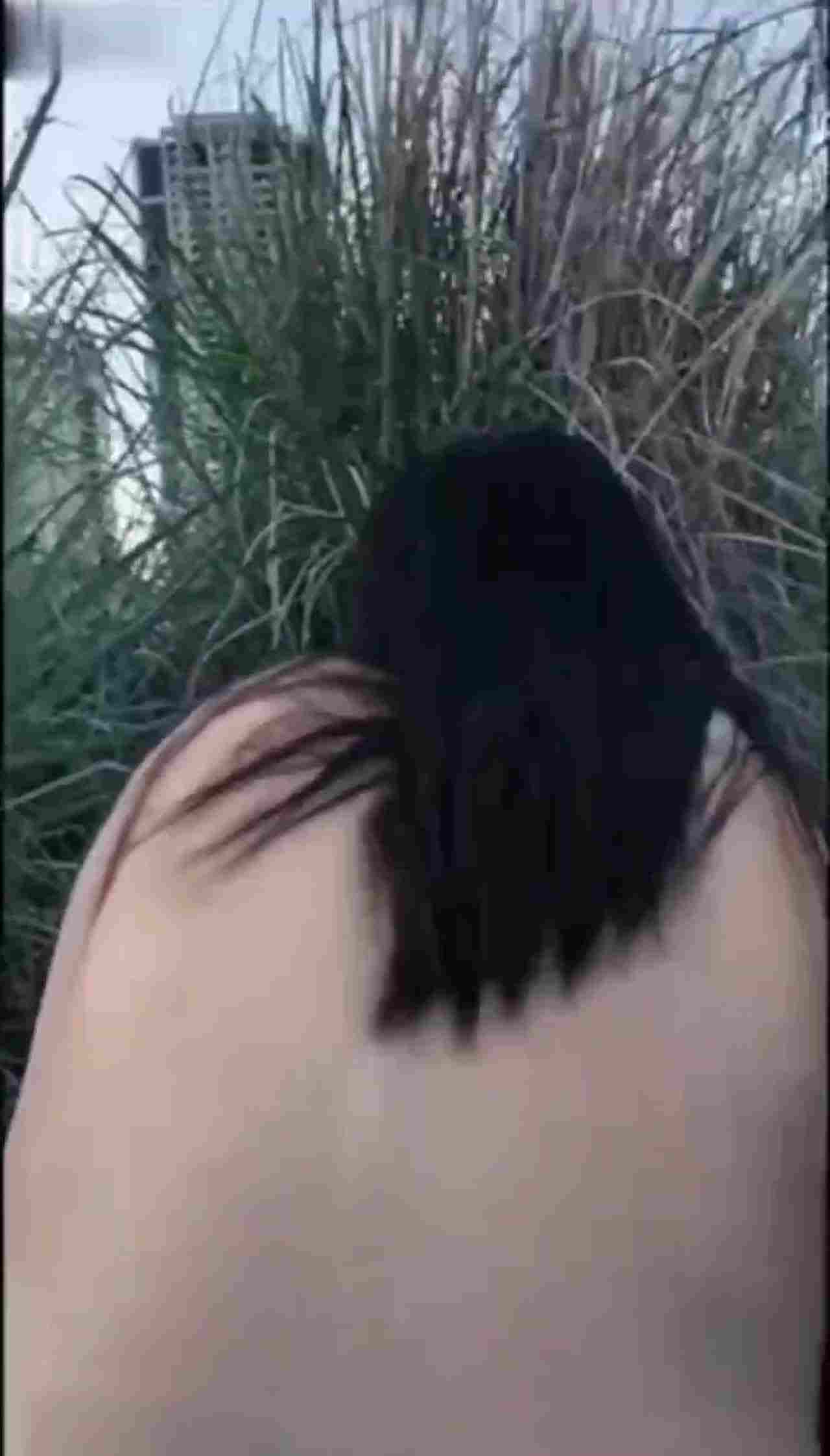  草地操逼隔着烂尾楼两边操 的剧照2