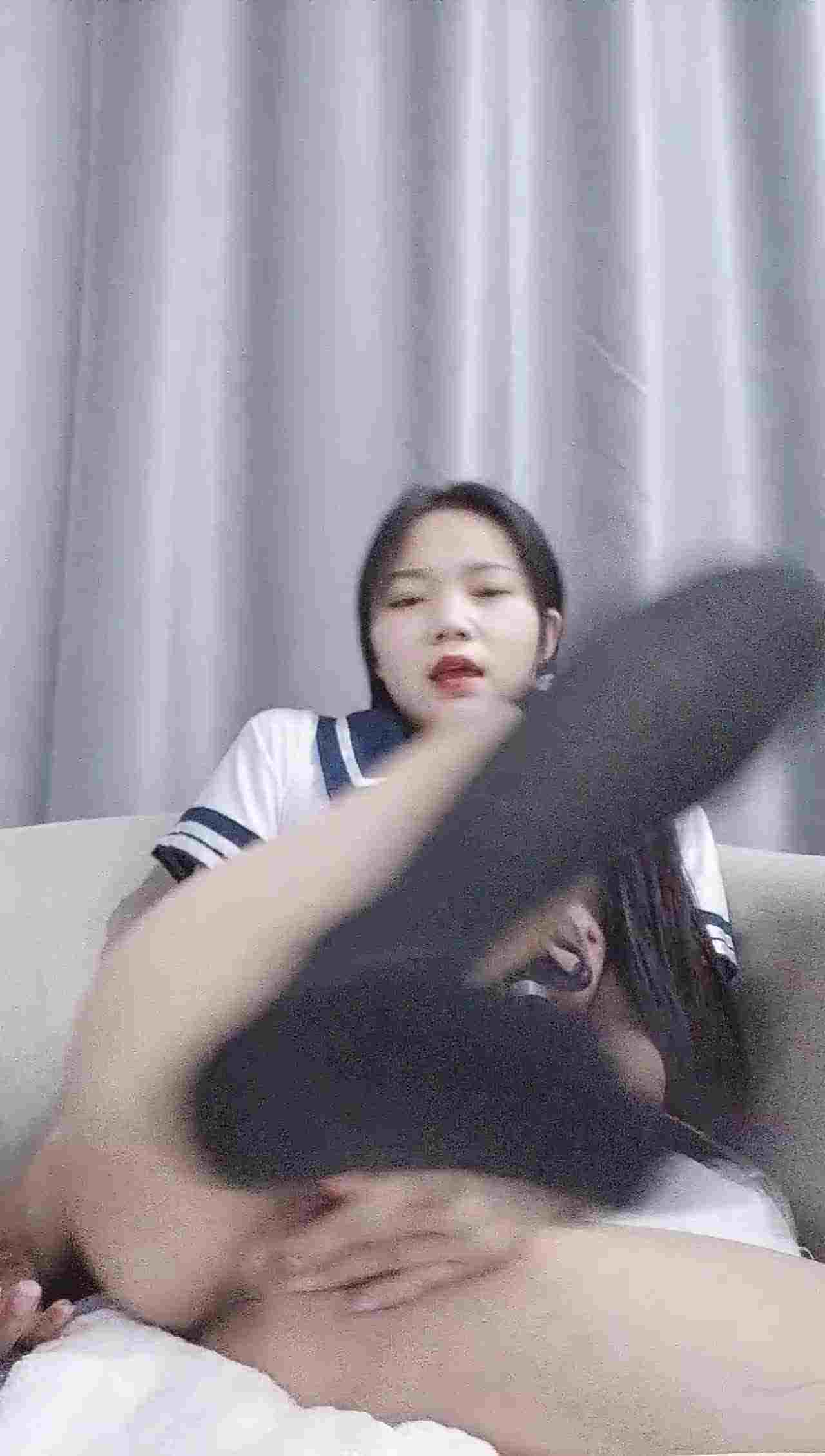  超嫩00后妹子 蹂躏骚穴 的剧照2