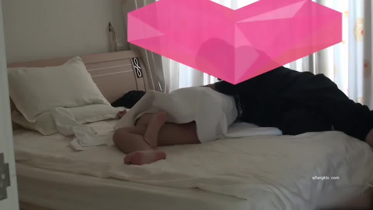  变态肥猪哥睡奸的美女秘书 爆插她的大肥B 的剧照6