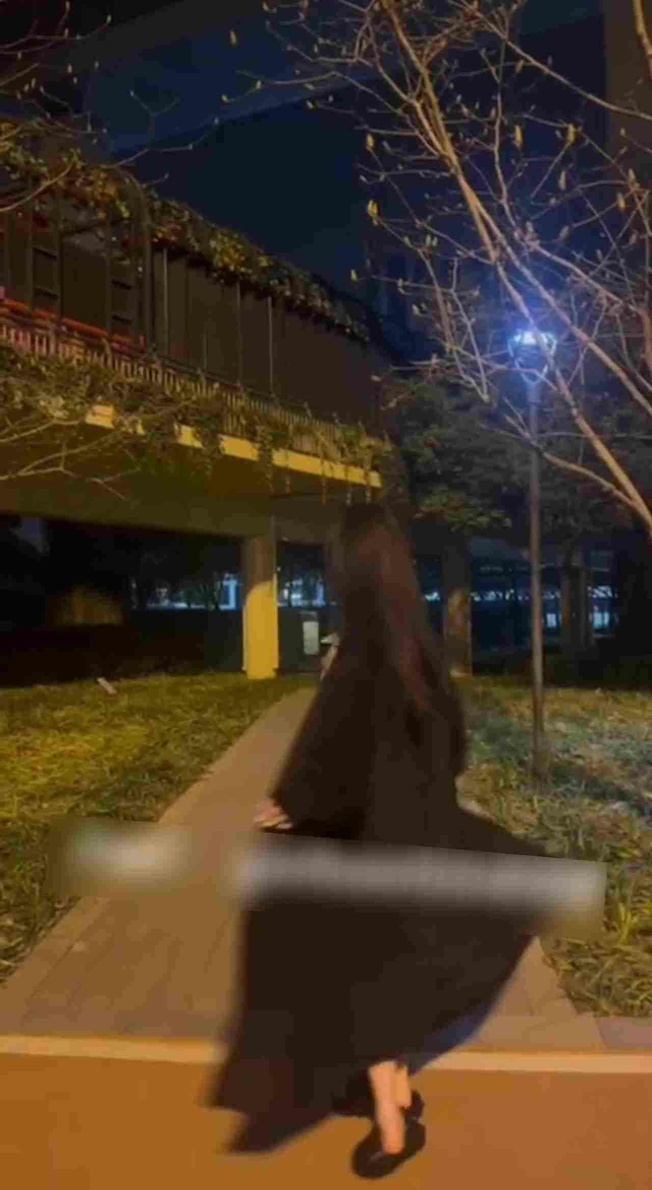  长腿jk马路上漏出拍摄 的剧照4