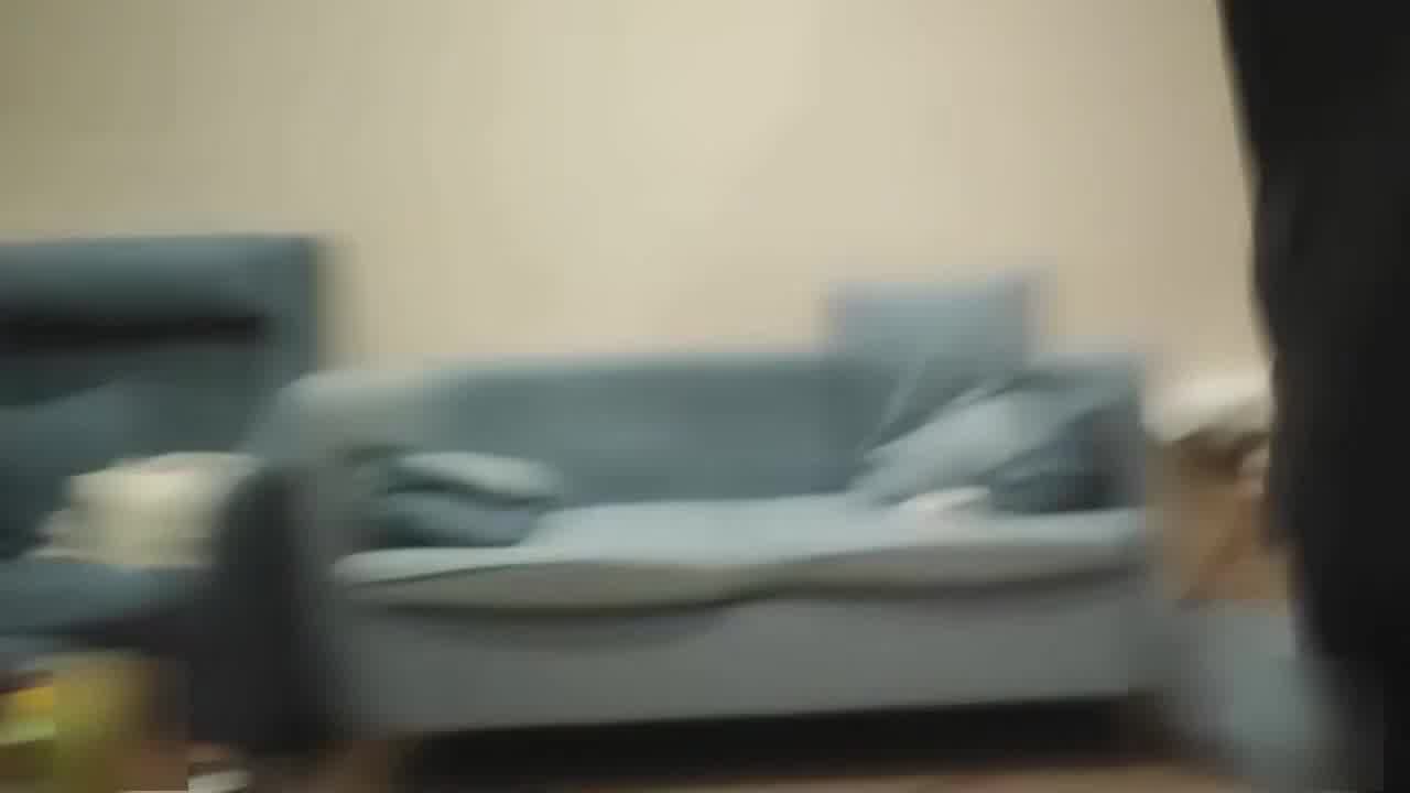  颜值小姐姐，单纯可爱‘老公好痒啊’被老哥双洞齐开，疼出眼泪‘你怎么那么猛’剧烈抽插，啪啪打桩！ 的剧照1