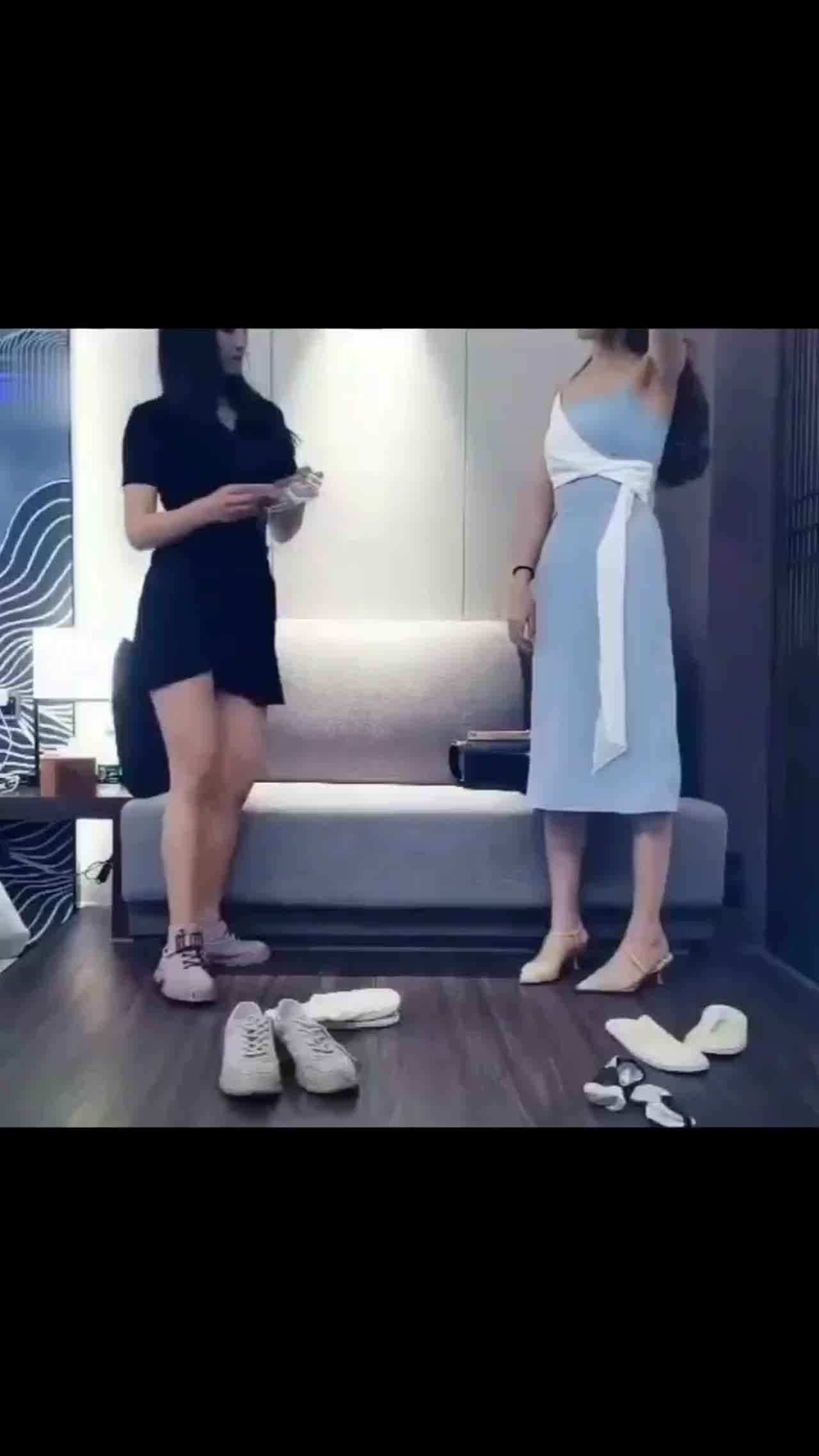  爆操两个气质小姐姐，绝美口活1 的剧照5