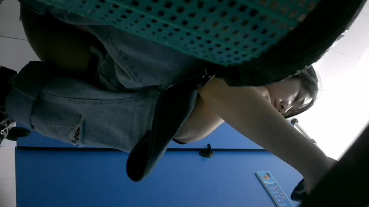  厕拍大神大胆偷拍各类颜值美鲍，故意让人发现 的剧照2