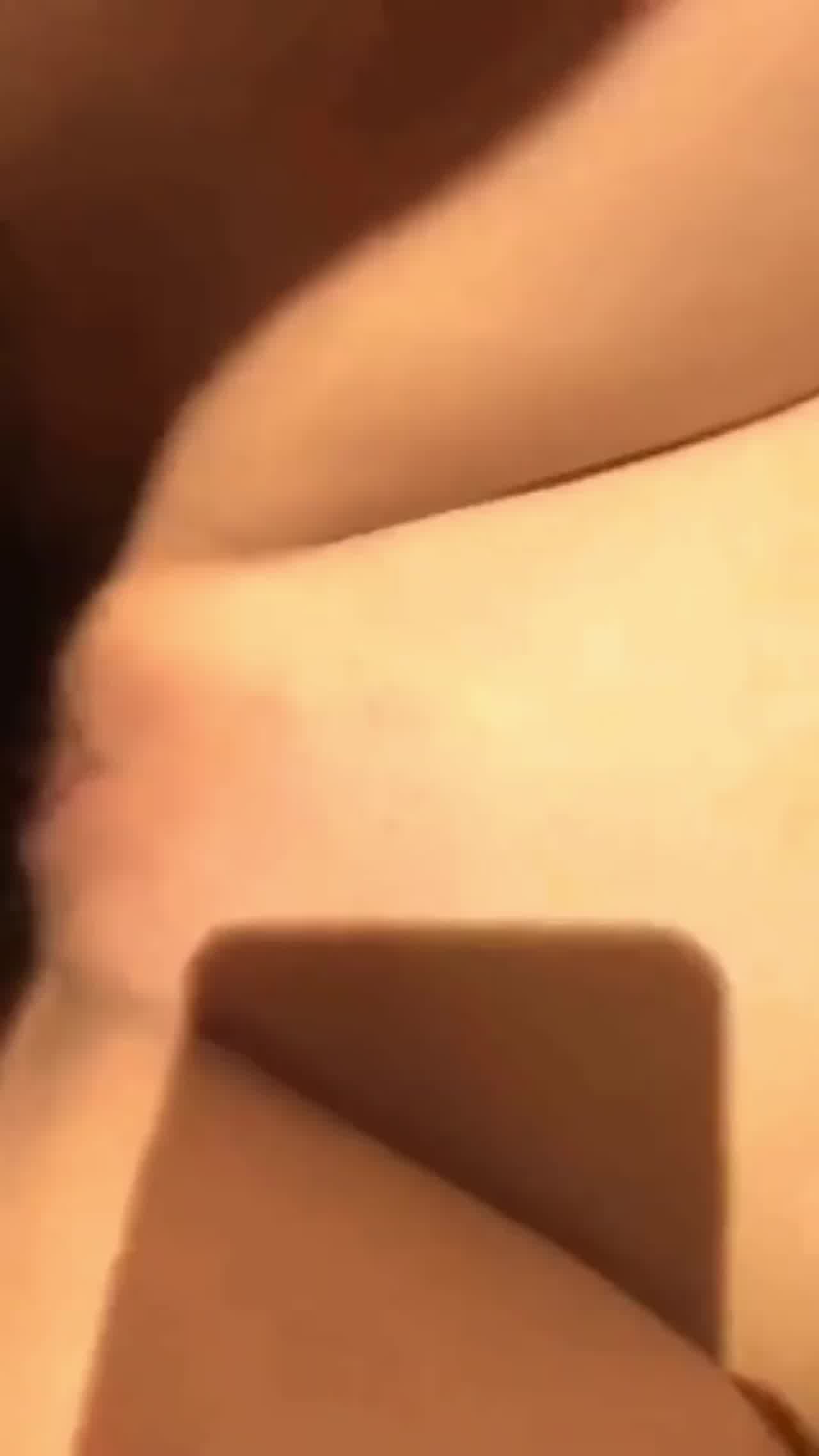  【自己男友都舍不得这样操】跟男友视频做爱破除，男友对兄弟说：她也是你的东西。给女友说满脸通红 的剧照6