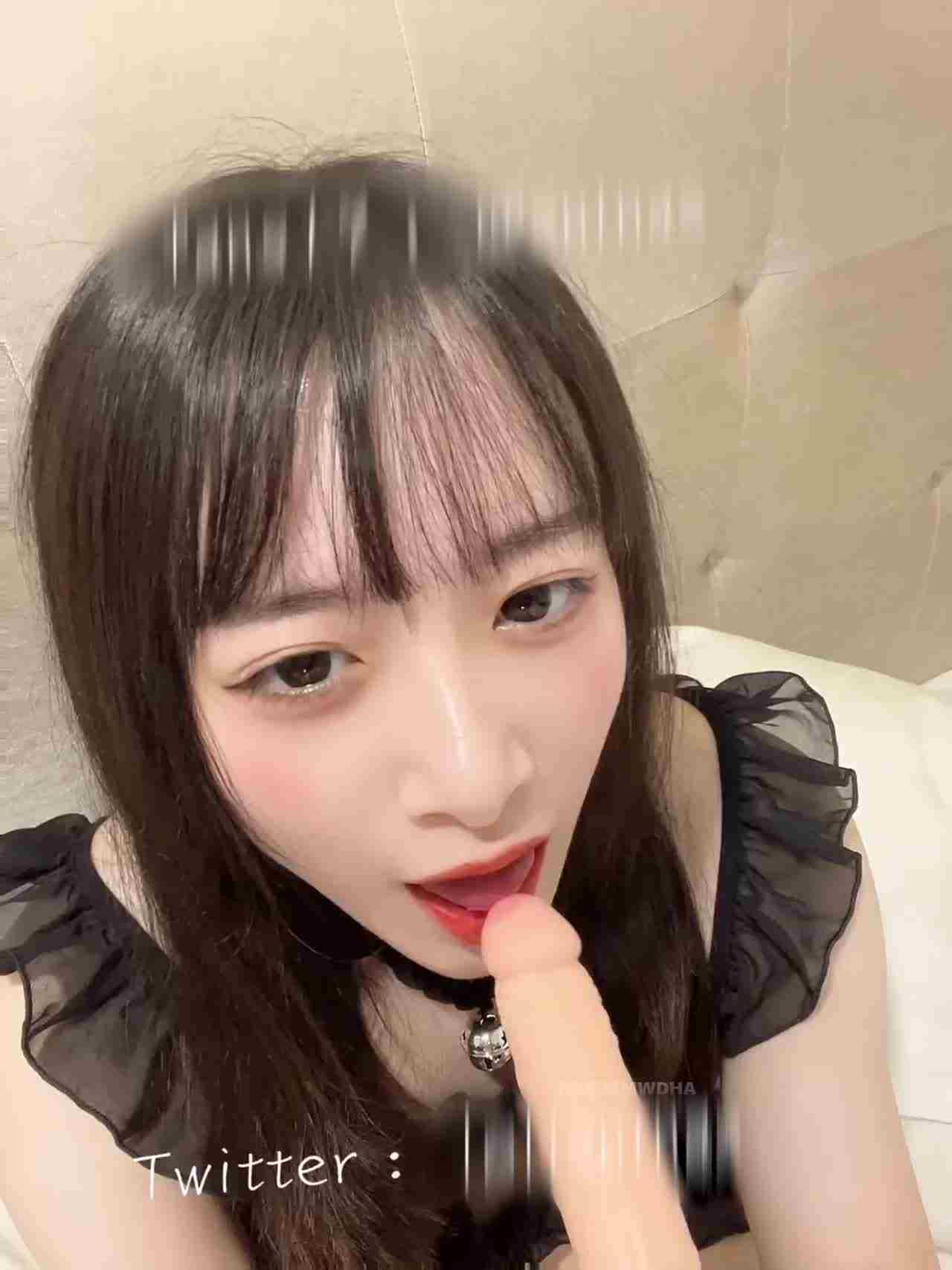  小妮娜可真不检点，可爱少女大开双腿露粉逼，这诱惑谁懂 的剧照8