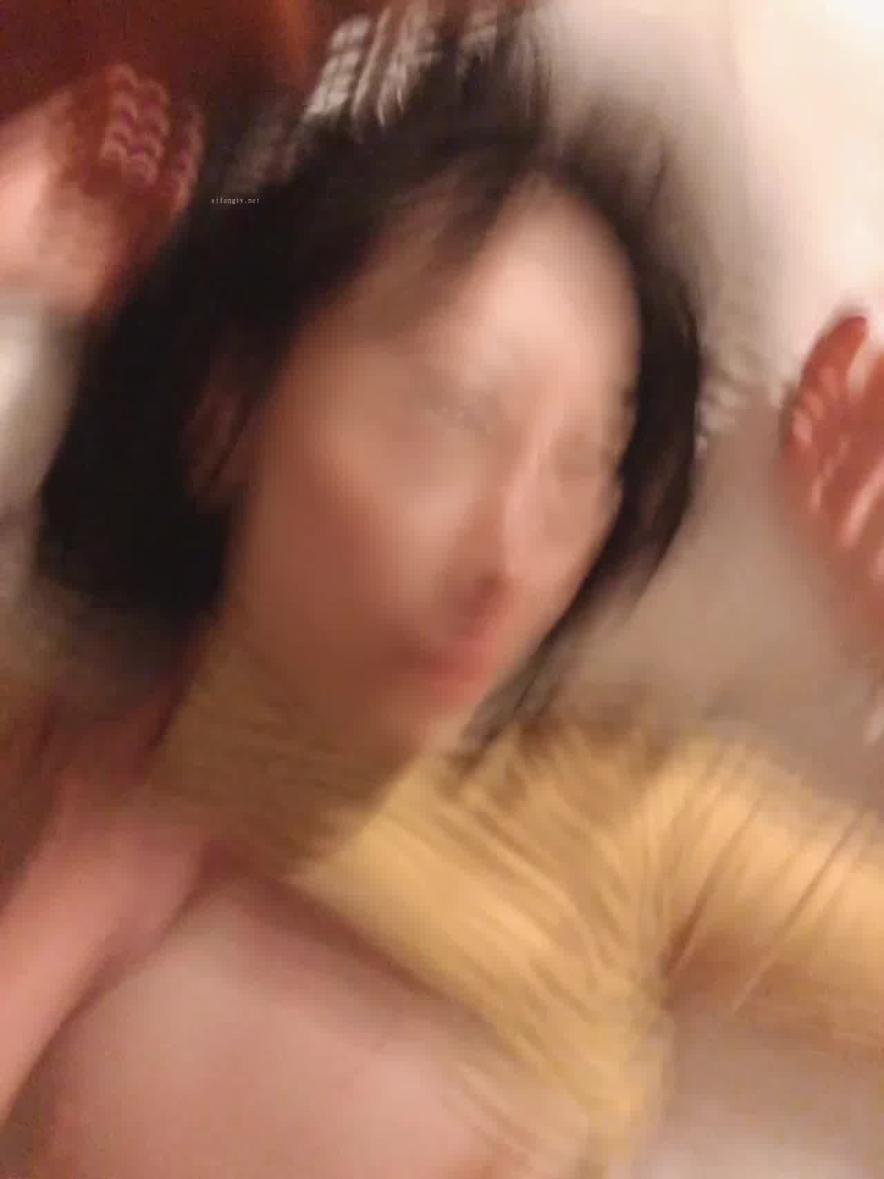  小只马贫乳妹妹想要爱爱 的剧照4