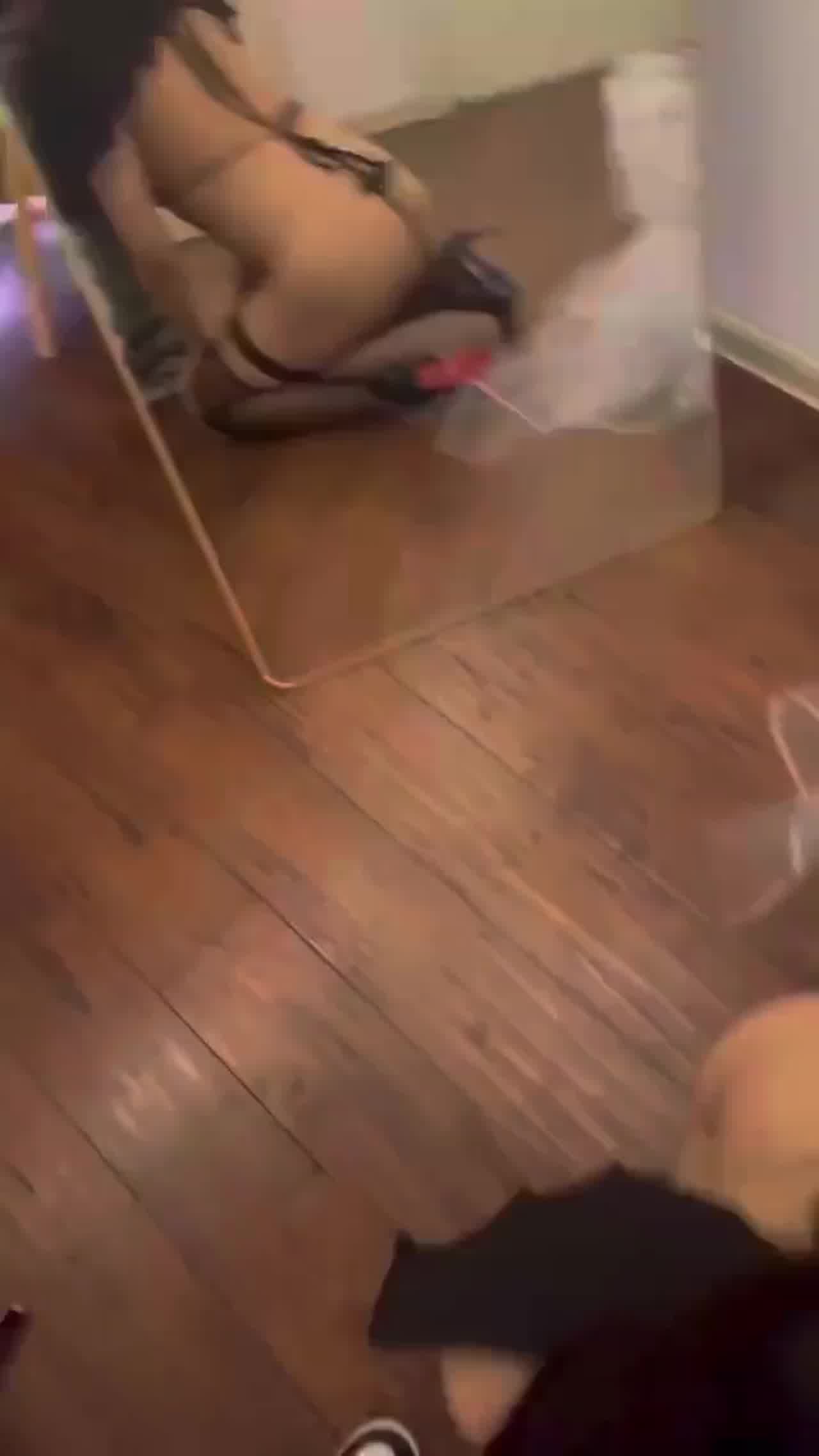  反差婊子妹妹，朋友家人前乖乖牌私底下骚到不行 的剧照8