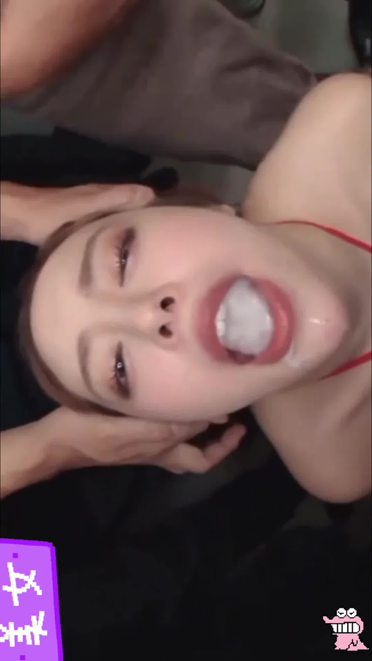  高颜值女神被十几个不同的鸡巴射在嘴里，妥妥的精液肉便器 的剧照5