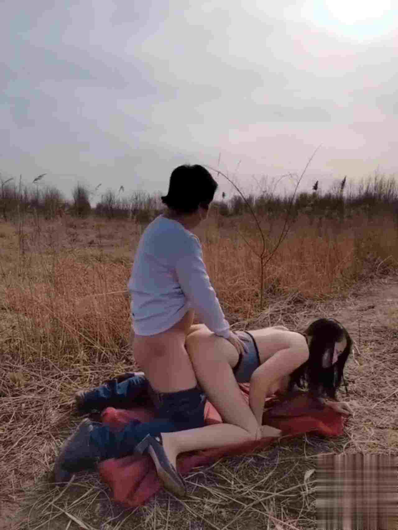  户外野战口暴 的剧照3