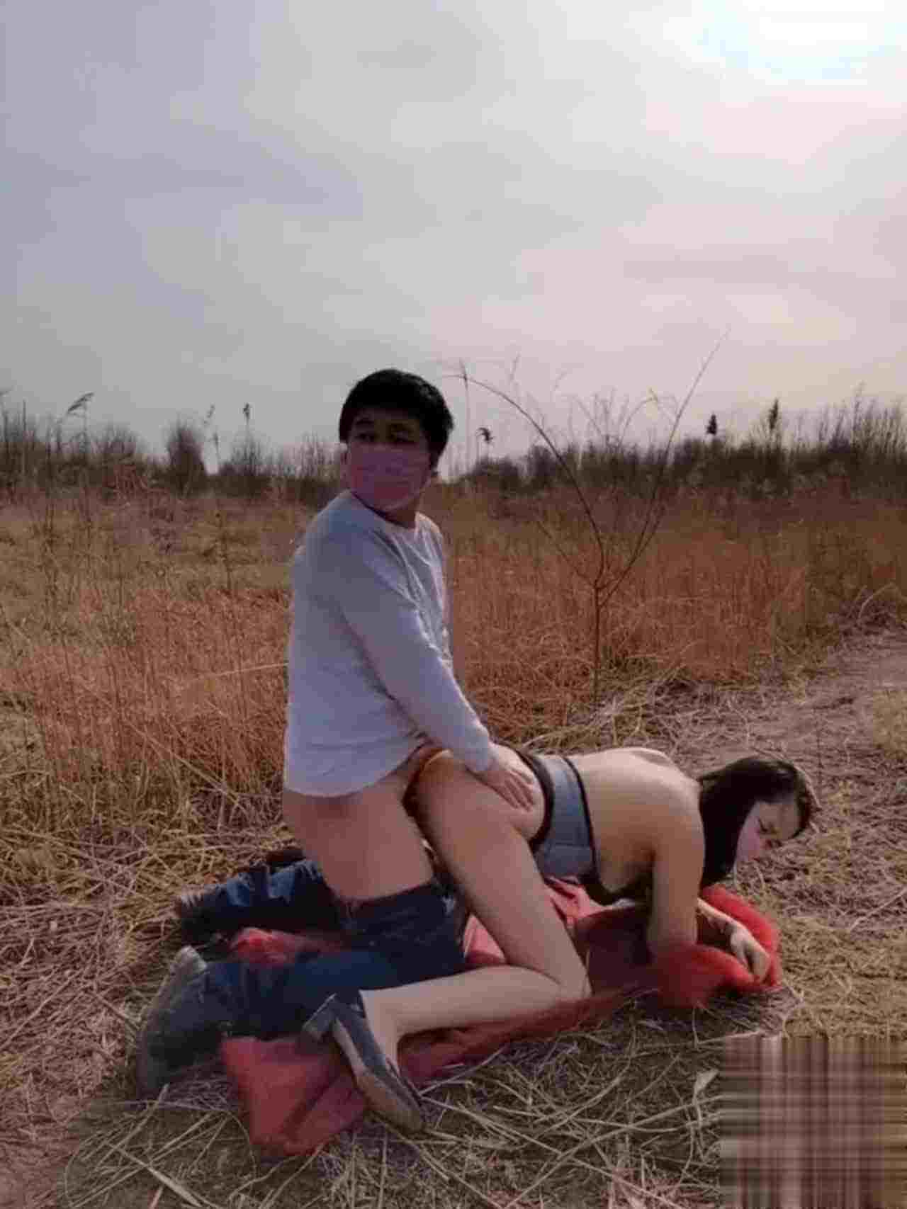  户外野战口暴 的剧照8