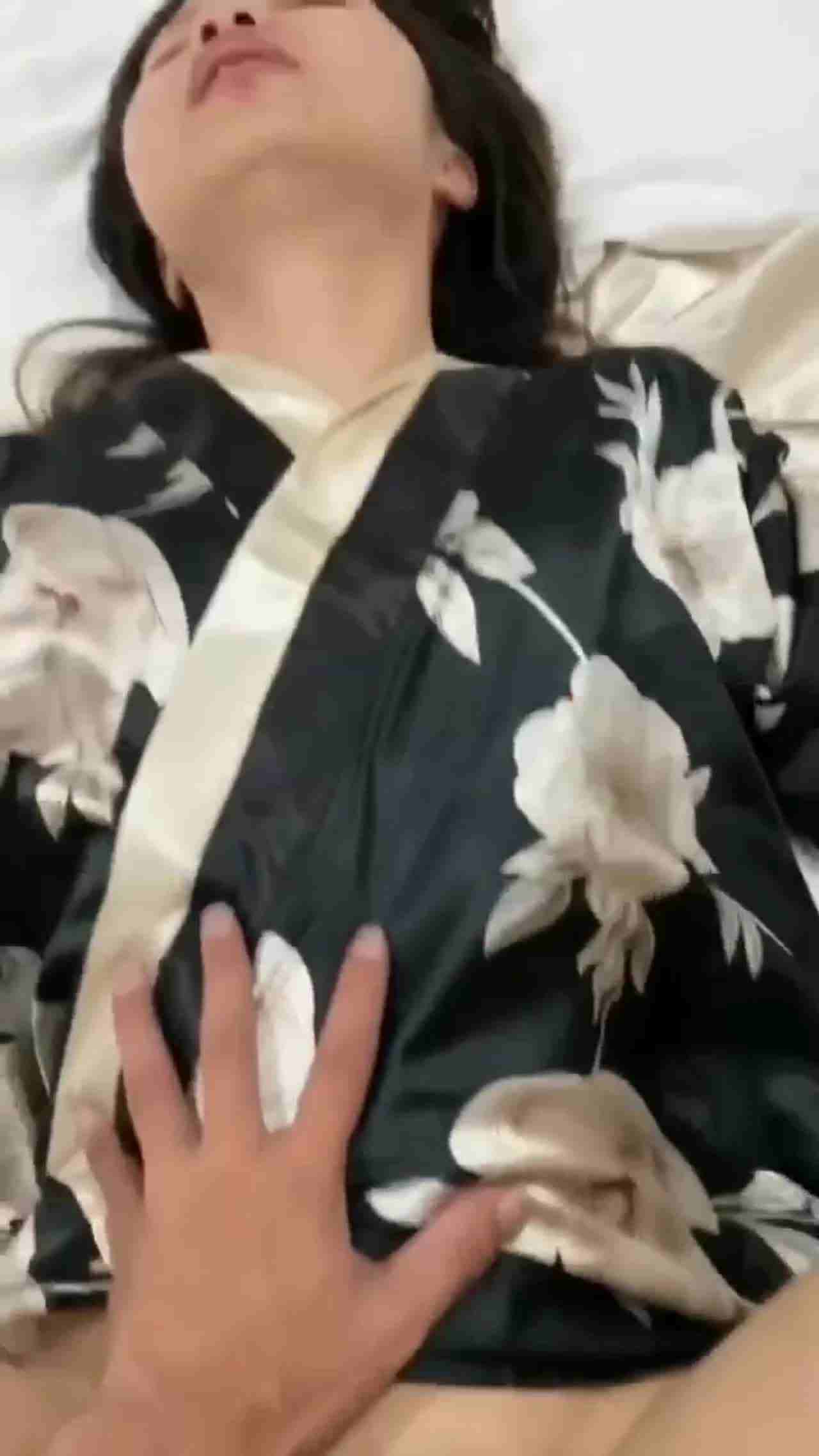  兄妹乱伦，苏州反差妹妹王芳长期和亲哥保持乱伦关系 的剧照1