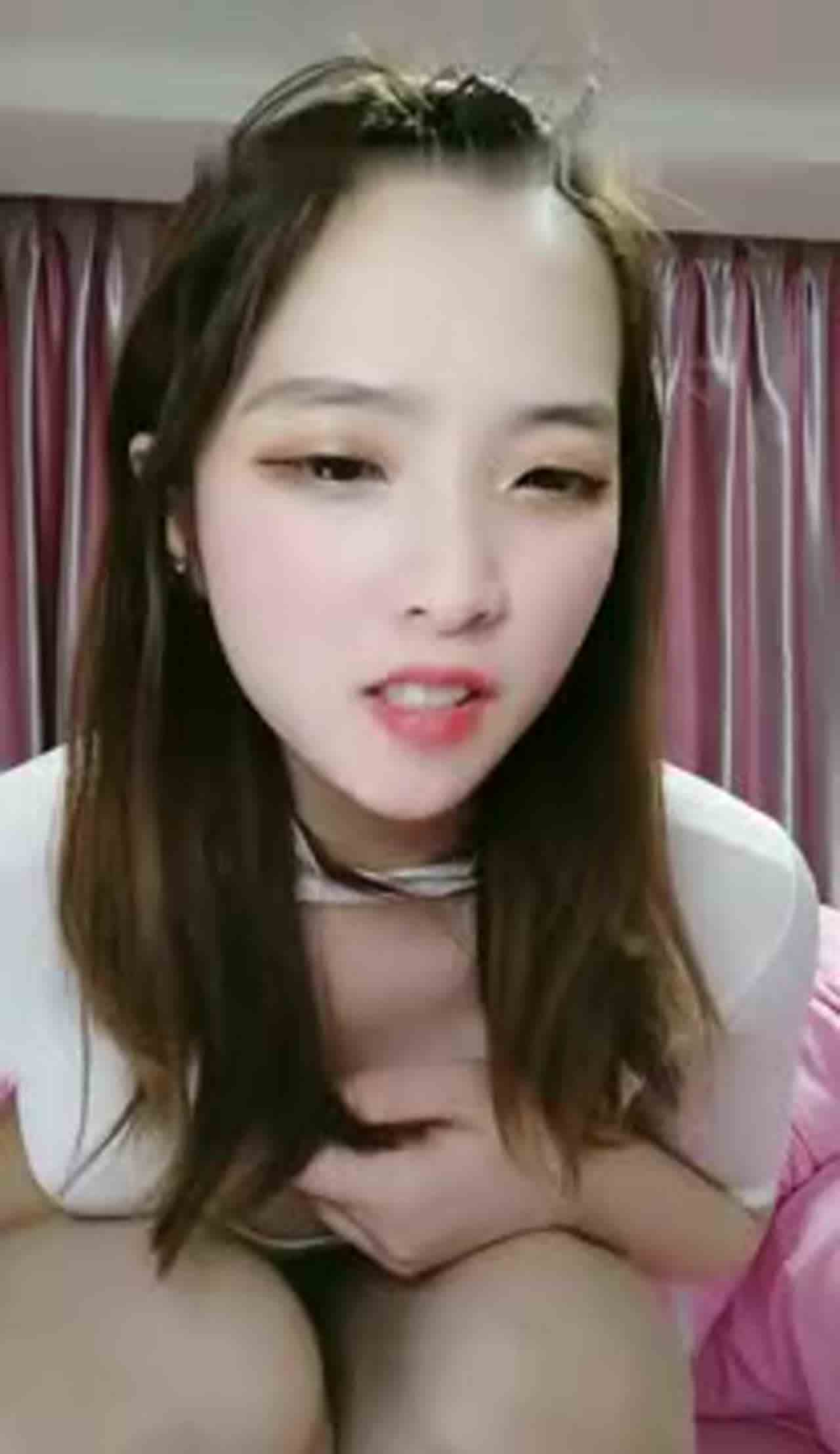  高颜值长相甜美萌妹子特写道具自慰 的剧照4