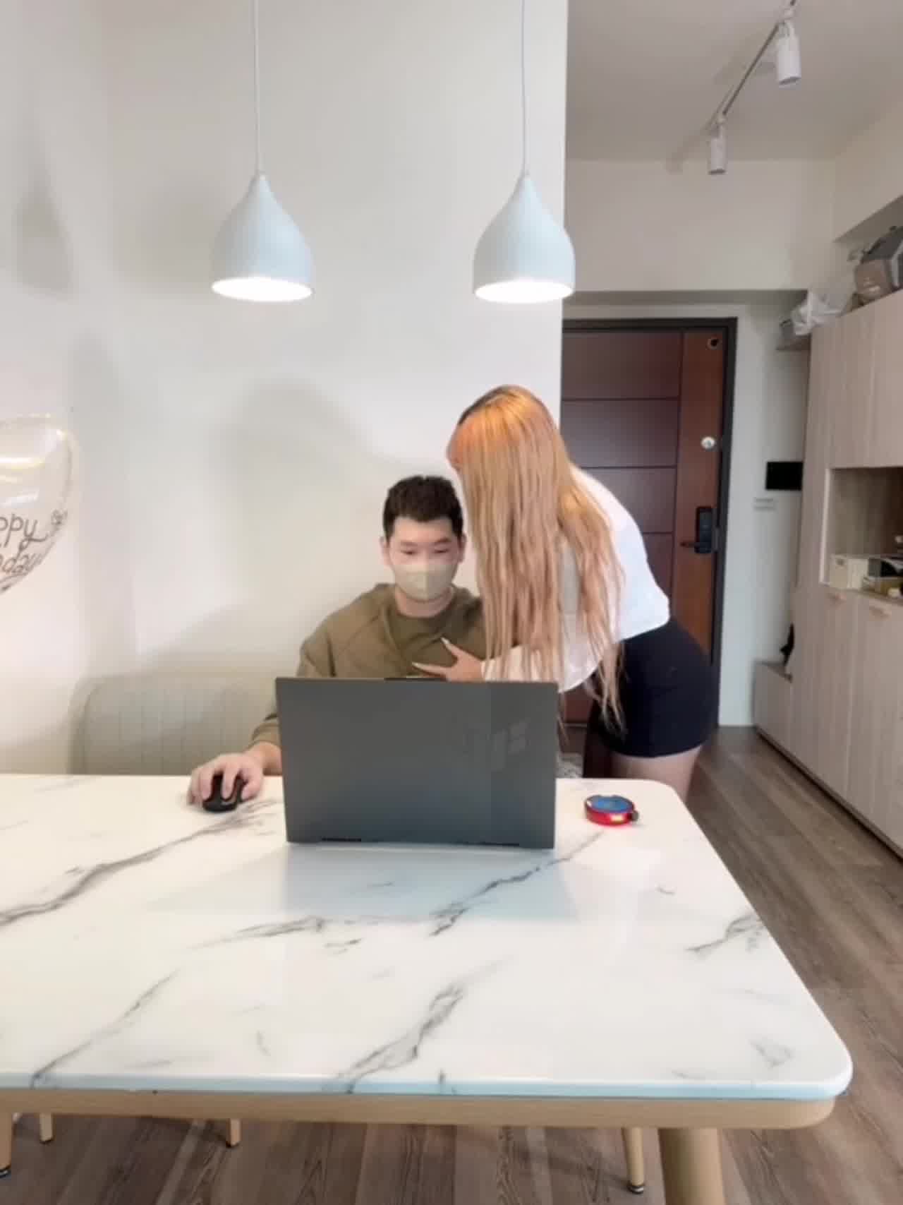  拥有时间暂停你会做什么？-剧情演绎，时间暂停潜规则男下属，反应过来时候鸡巴已经塞到逼里去了 的剧照3