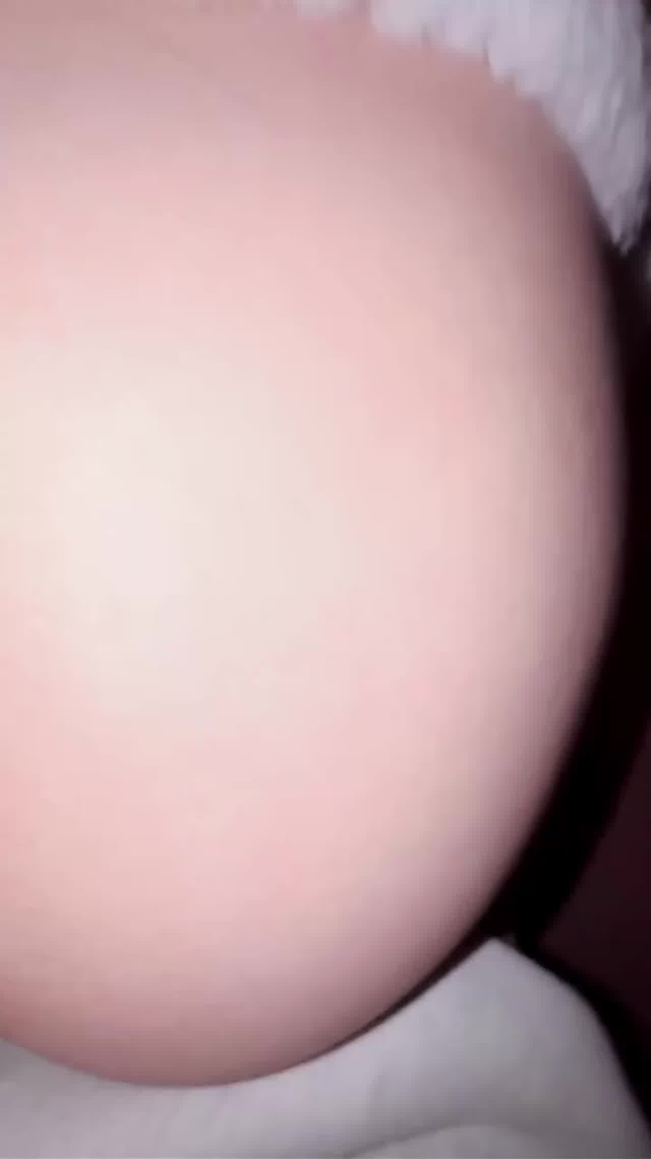  【在私人影院露脸拍片，这么大胆？】极品嫩穴妹妹无套内射，这颜值真的很清纯，私人影院追求刺激 的剧照2