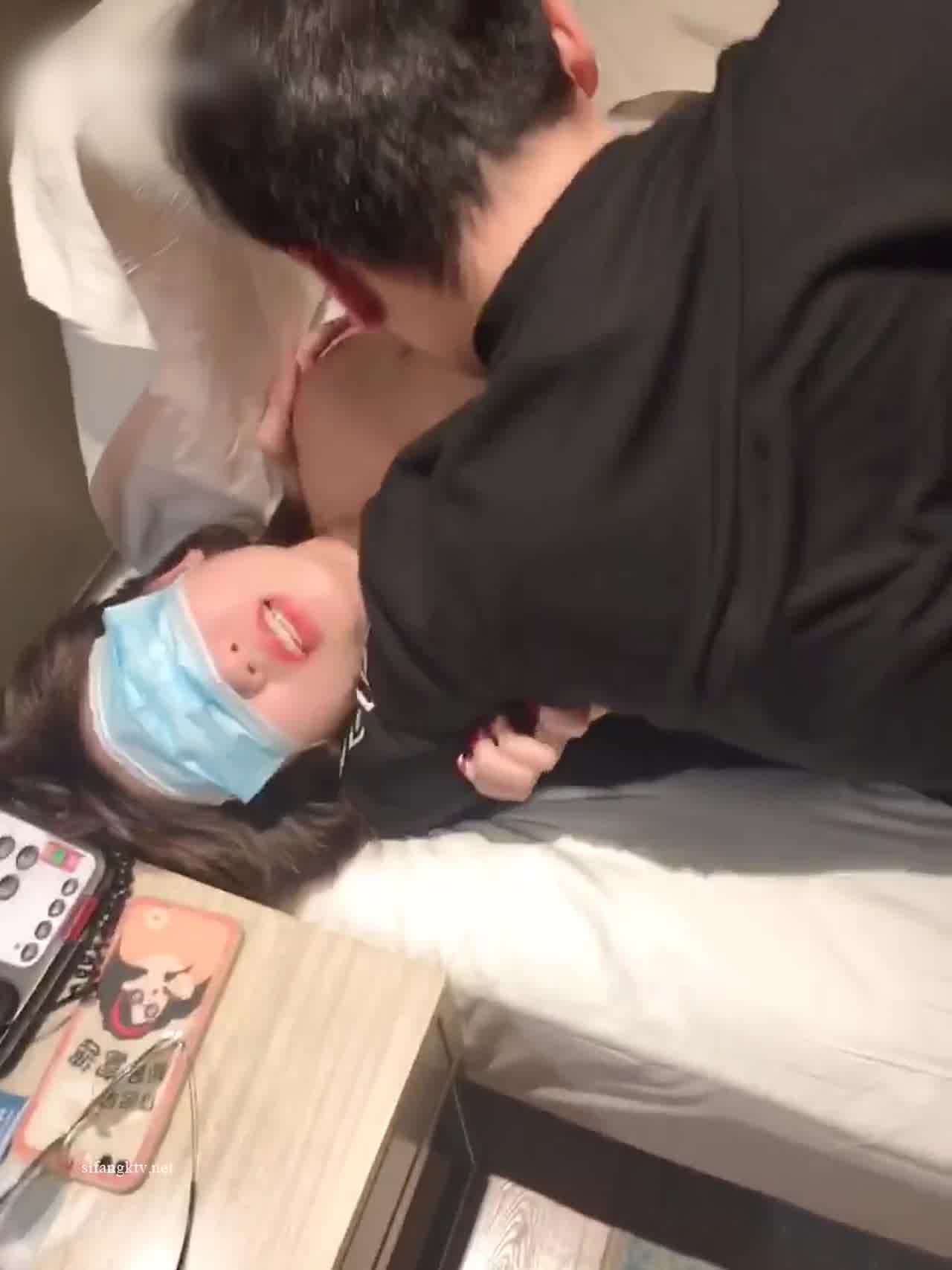  漂亮小姐姐3p双男一个舔奶，一个被口 的剧照9