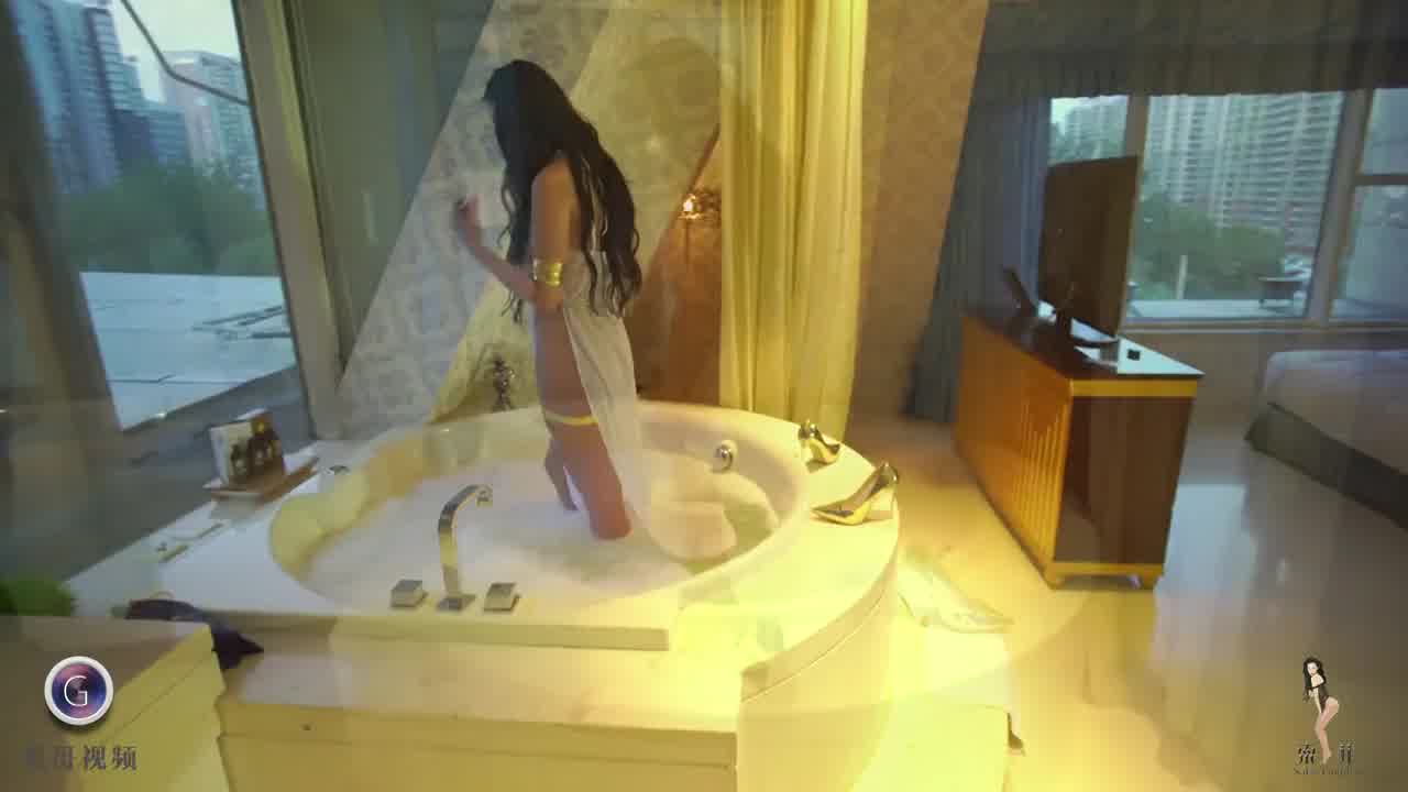  索菲sofia（浴缸里的大奶牛） 的剧照1