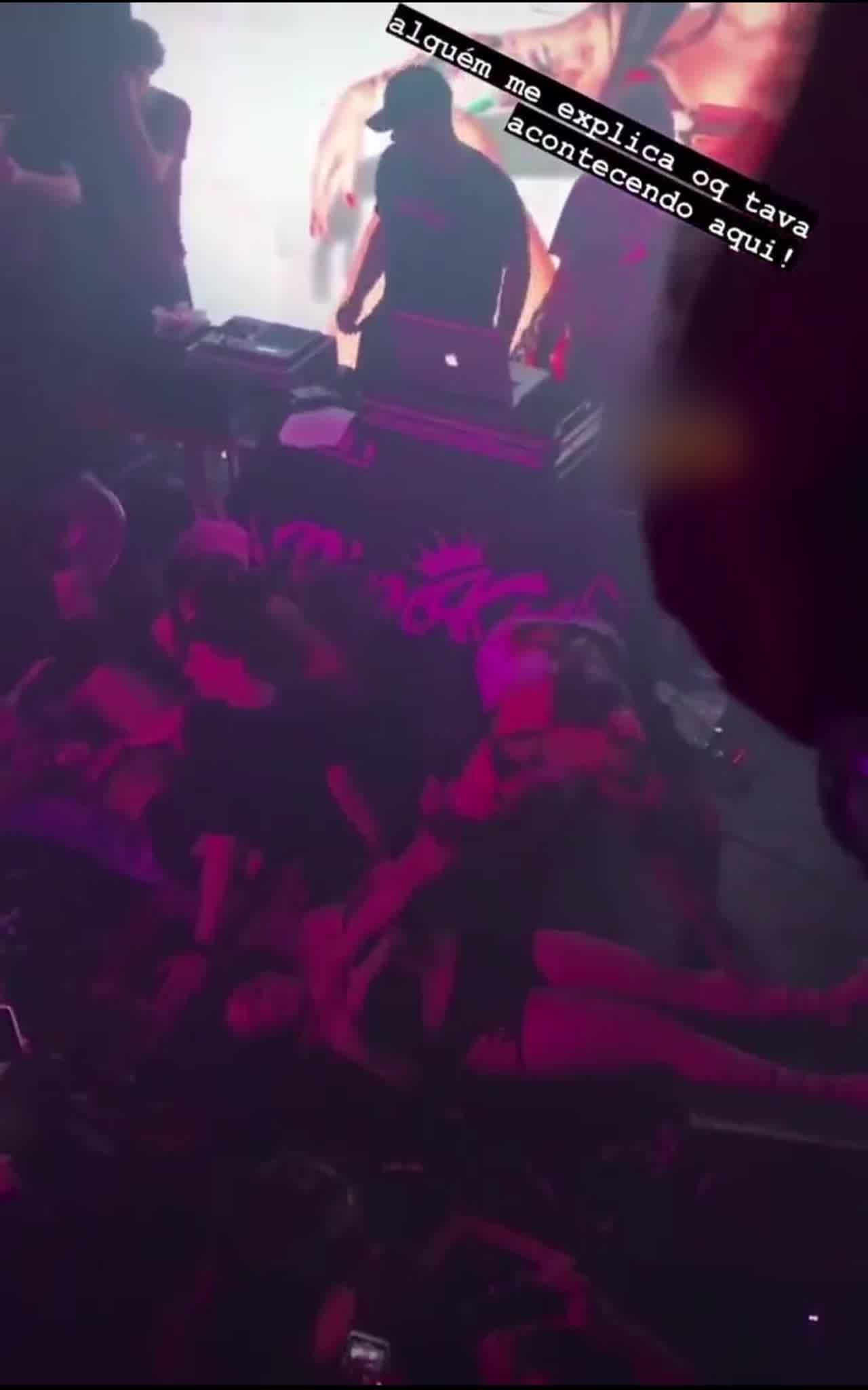  门事件 巴西女歌手超性感装束开骚 冲下台同粉丝互动竟被人扯甩T-back 的剧照6