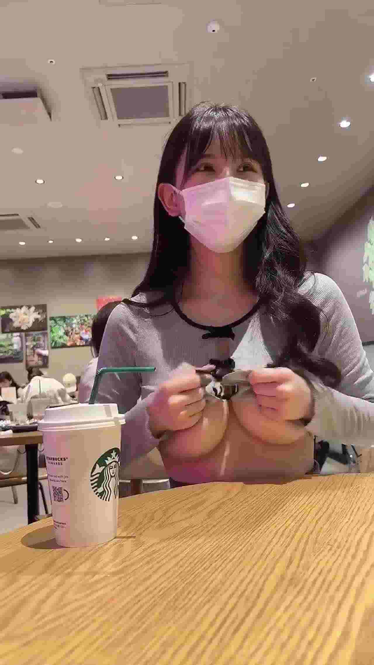  网红人妻一口一个湘湘子 - 小小的露出 的剧照6