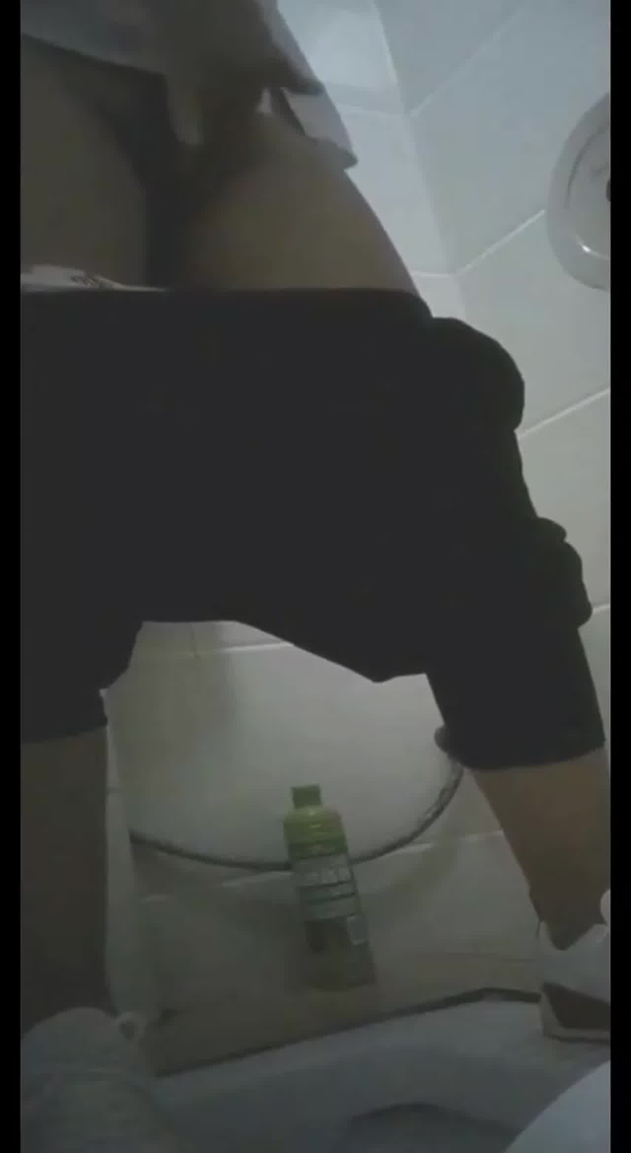  偷拍公司会计在厕所自慰 的剧照8