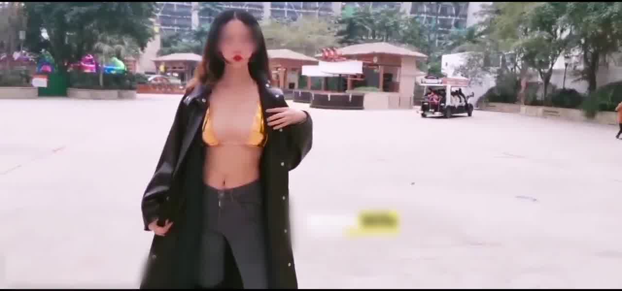  大学生在百货公司露奶子出来 的剧照4