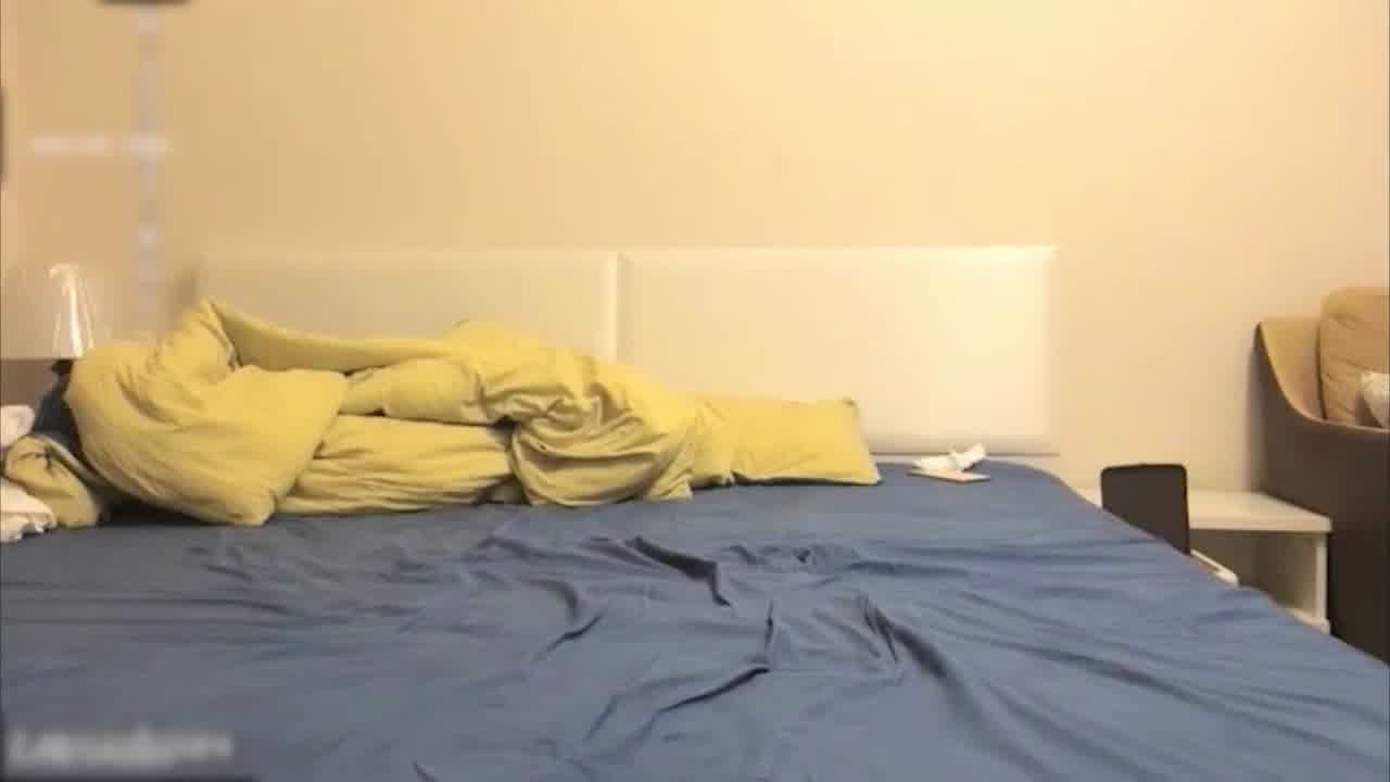  极品御姐，老丑男疯狂输出，估计把套子掉逼里内射，妹子怀疑人生，被内射了，气半死 的剧照9