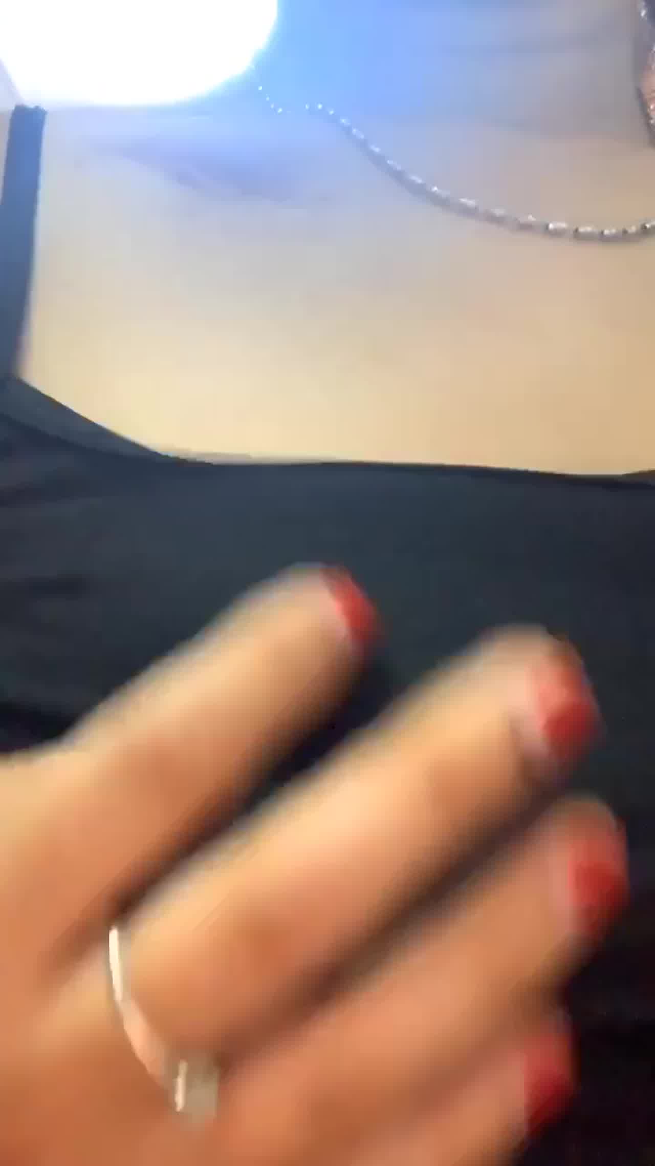  换个衣服也不忘了把咪咪摸硬 的剧照8