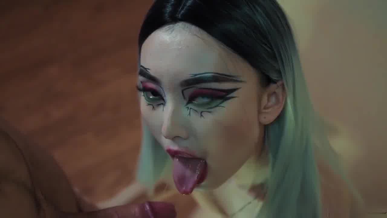  化动漫特效妆的极品淫骚正妹趴在桌上被干 看起来超爽 的剧照6