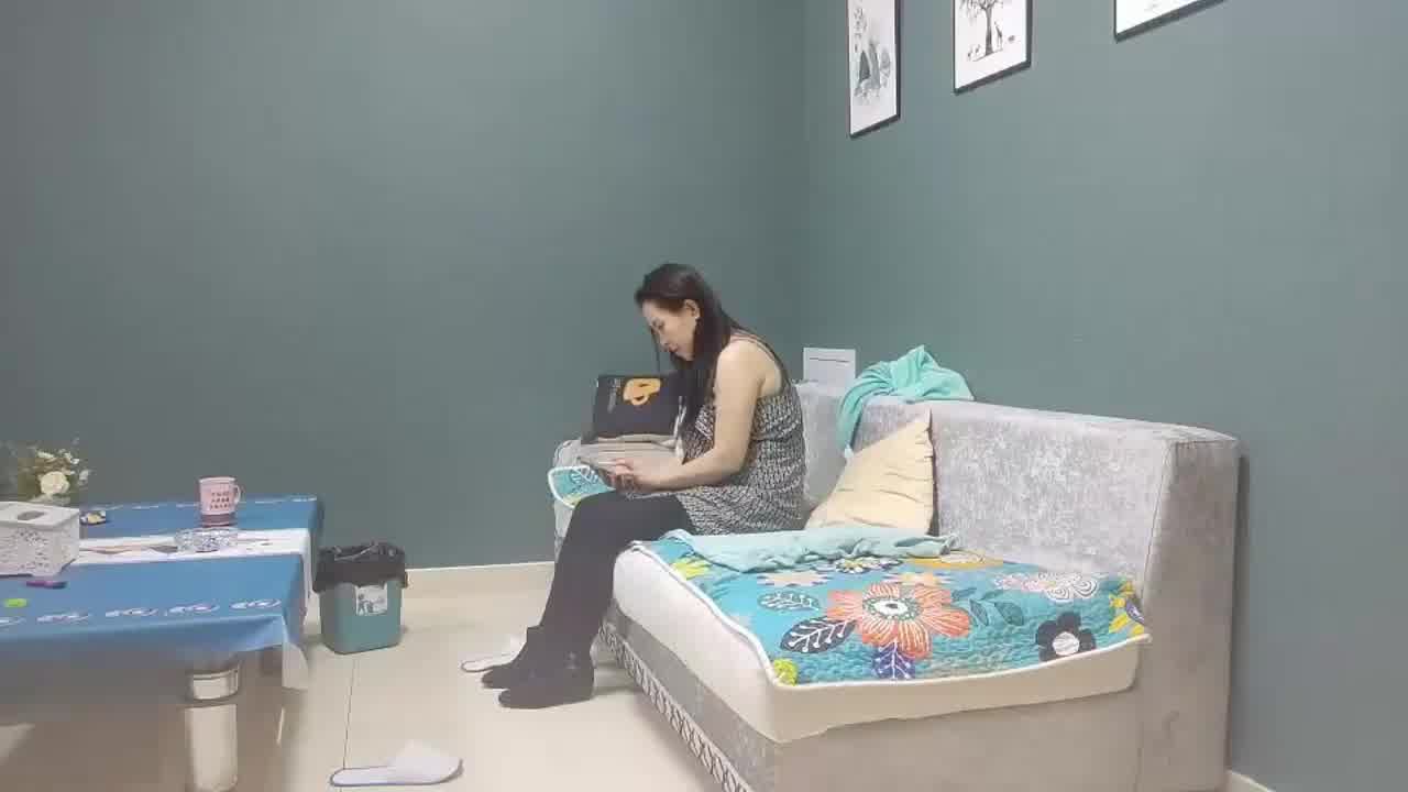  【熟女阿姨】快来操我弄的我受不了难受，骚逼抠的求操，抓住鸡吧往逼塞，小伙猛操最后连连求饶。 的剧照1