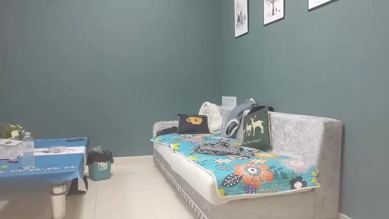  【熟女阿姨】快来操我弄的我受不了难受，骚逼抠的求操，抓住鸡吧往逼塞，小伙猛操最后连连求饶。 的剧照6