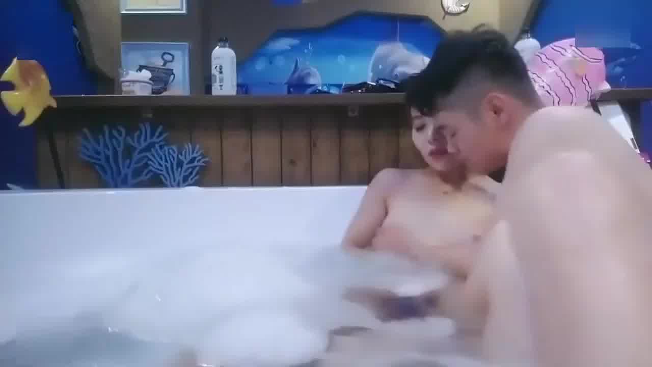  【黑丝熟女】调情鸳鸯浴69跳弹尖叫不停，‘’快点用力再快点‘’猛顶骚逼，受不了操的骚叫连连 的剧照9