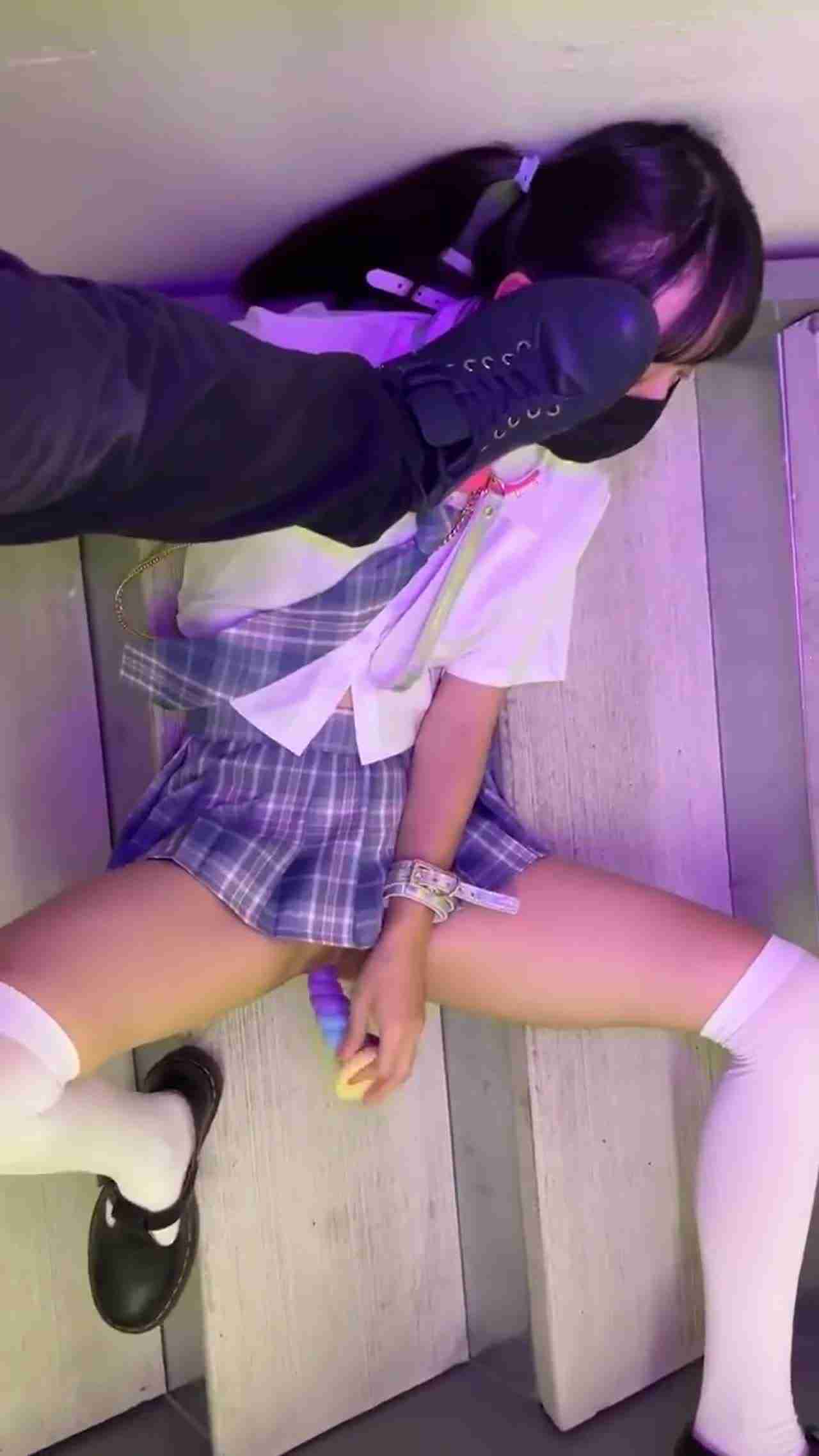  【捡尸女学生】JK女学生醉倒在楼道给她通通小骚逼 然后用尿给她清理干净 的剧照4