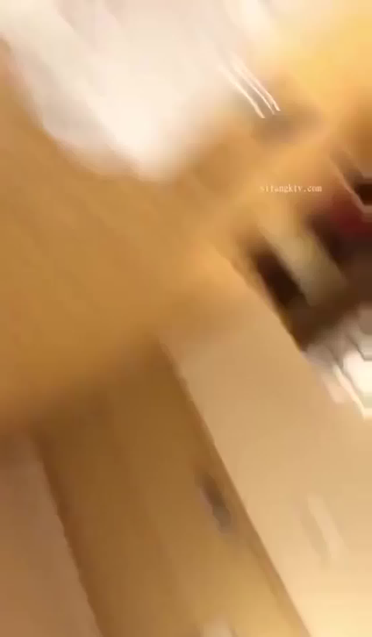  极品美女塞着丝袜被狂干 的剧照8