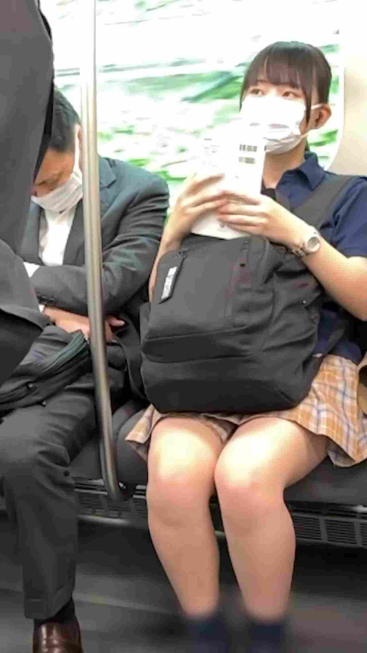  日本捷运偷拍学生妹裙底 的剧照1