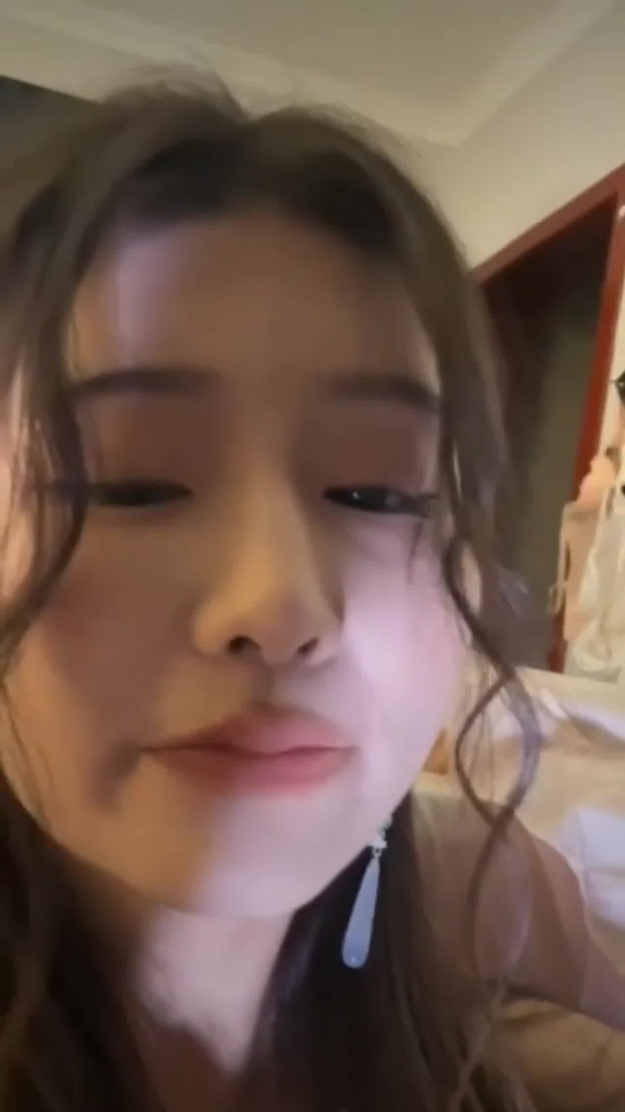  黑丝姐姐发情了 来个哥哥拯救一下 的剧照6