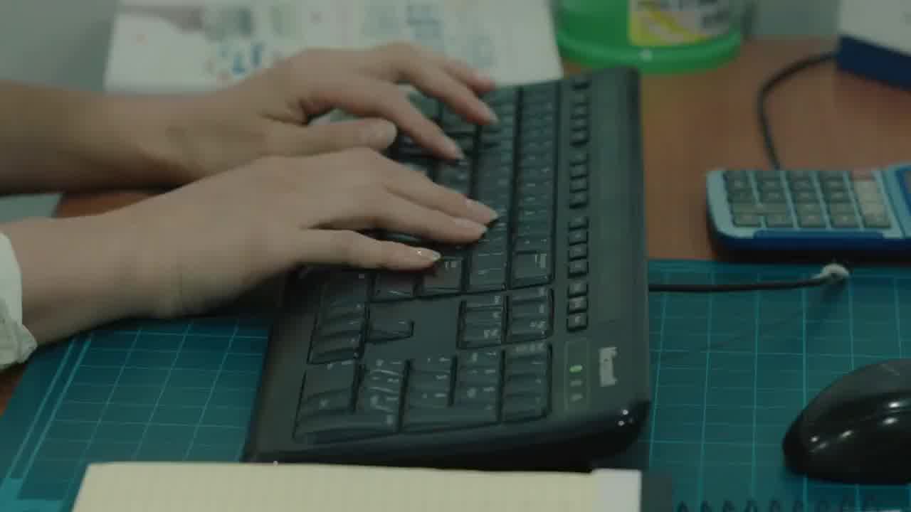  极品妹纸健身房勾引教练被狠操 的剧照7