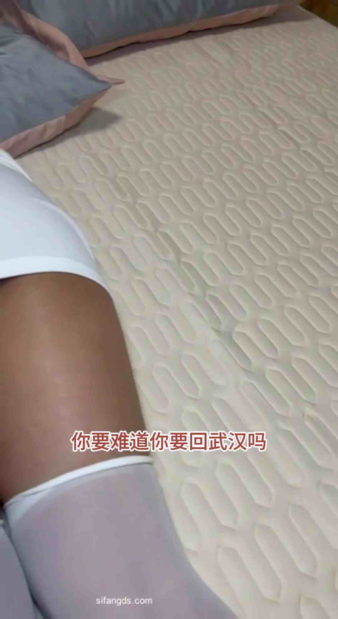  【真实猥亵pua现场，打着试衣模特旗号摸胸】让真空穿后妈裙，摸了好几次胸，发现不对结果又被pua回去 的剧照9